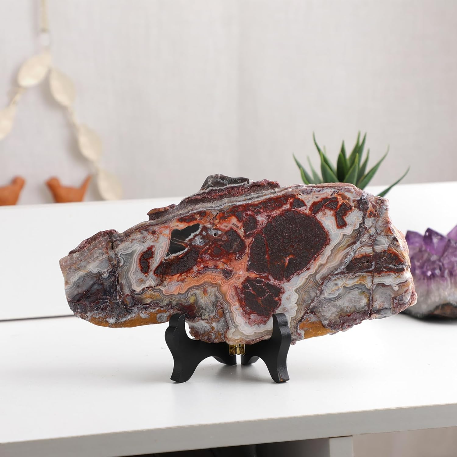 SUNYIK 500-600g Natural Mexican Agate Slice with Display Stand, Polished Irregular Agate Slice for Healing Chakra Energy, Altar Décor Spiritual Witchcraft Home Decoration