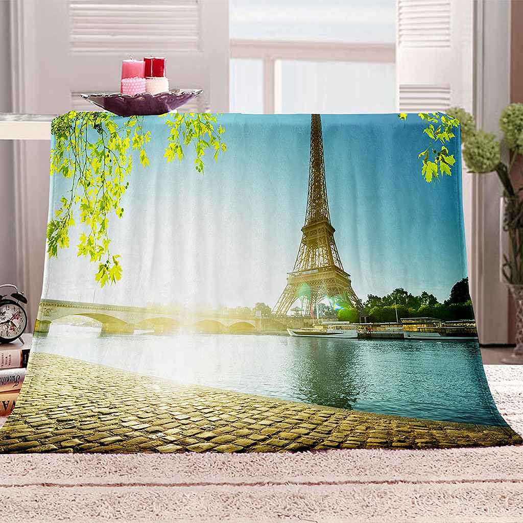 Couverture Eiffel en flanelle 150x200 pour des soirées cocooning et cinéma réussies sur votre canapé