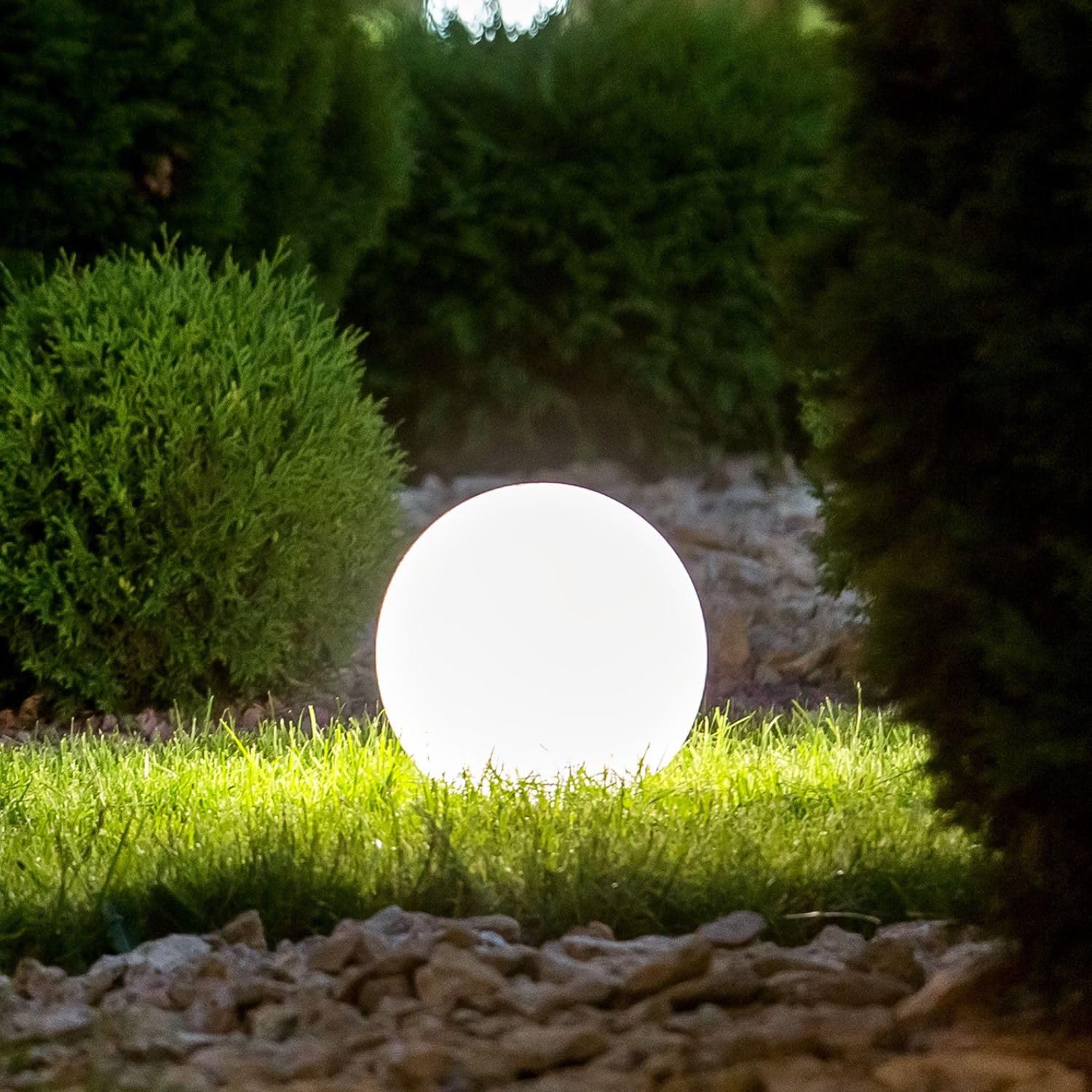 BEPER P207ILO225 Bola luminosa para jardín, LED RGB, luz blanca y multicolor con sensor crepuscular, resistente al agua IP44, alimentación solar, recargable, con pica para exteriores, diámetro 25 cm.