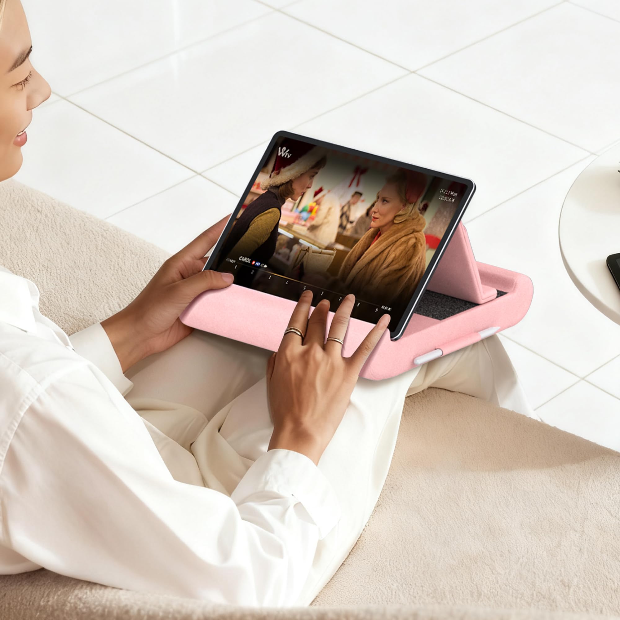 CreaDream Supporto per tablet, supporto pieghevole per tablet, da letto e scrivania, morbido cuscino con tasca e supporto per pennino, per tablet da 4-13 pollici, come iPad Pro 11, 13, Air, Mini