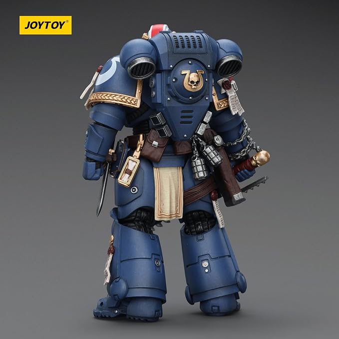 Vista traseira da figura de ação JOYTOY Warhammer 40k Ultramarines Titus, mostrando detalhes das costas, mochila e acessórios.