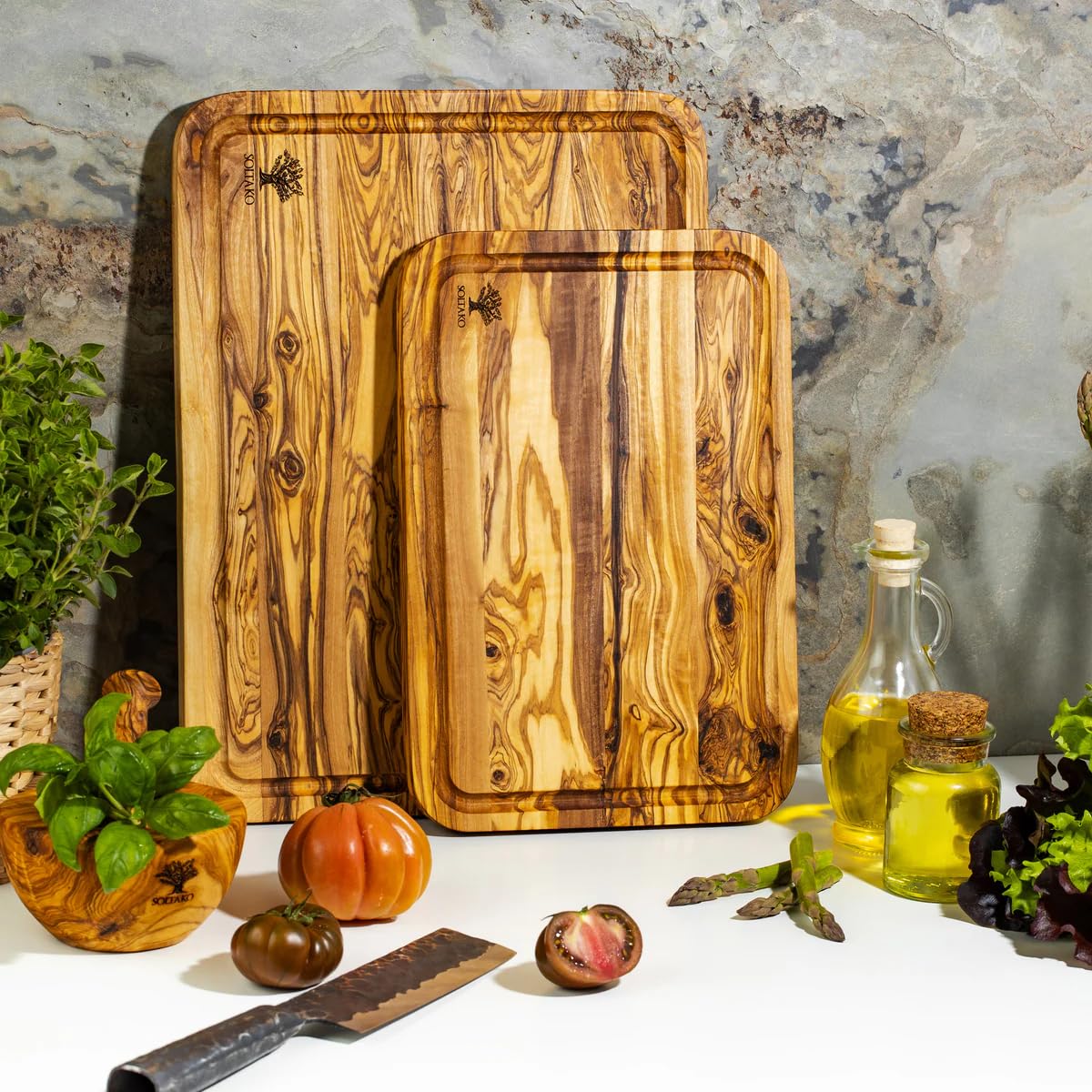 SOLTAKO Schneidebrett Olivenholz mit Saftrille 40 x 30 cm "The Wood Master L" - massives Servierbrett, Tranchierbrett aus Oliven Holz