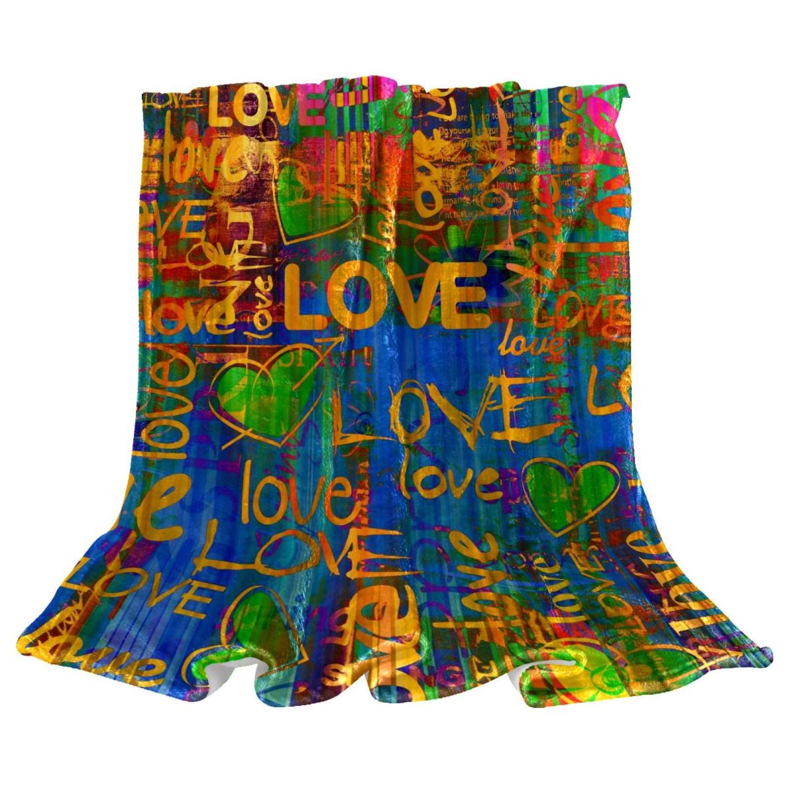 Couvre-lit doux avec motif griffonnage amour pour créer une chambre d'enfant cosy