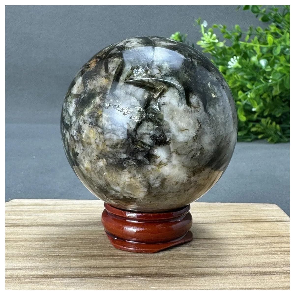Decoración de hogar con esferas de cuarzo mineral verde para crear un rincón de lectura relajante