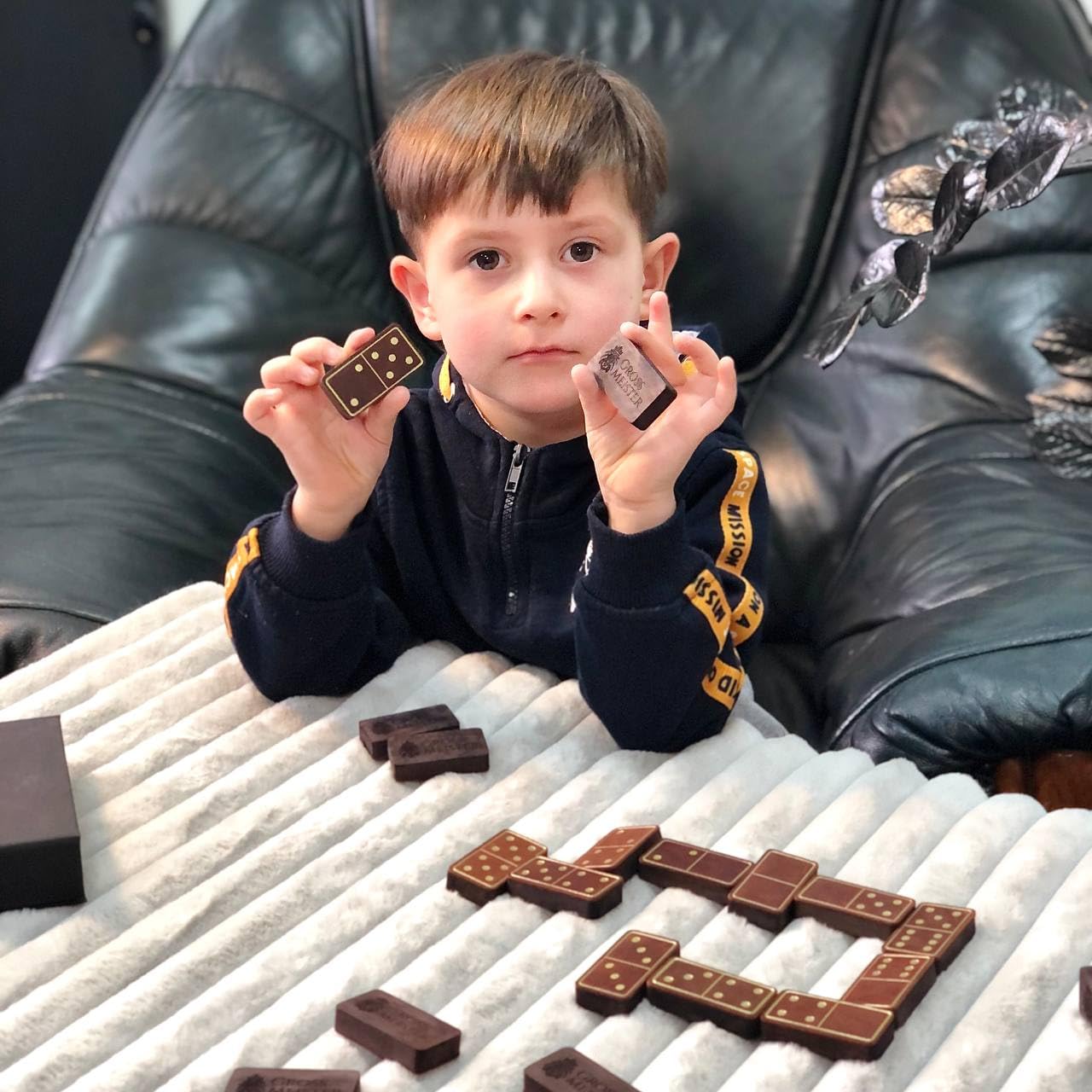 Premium Domino-Set Dunkelbraun – Handgefertigte Dominosteine aus Karbolt-Holz & Echtleder, luxuriöses Gesellschaftsspiel in edler Geschenkbox