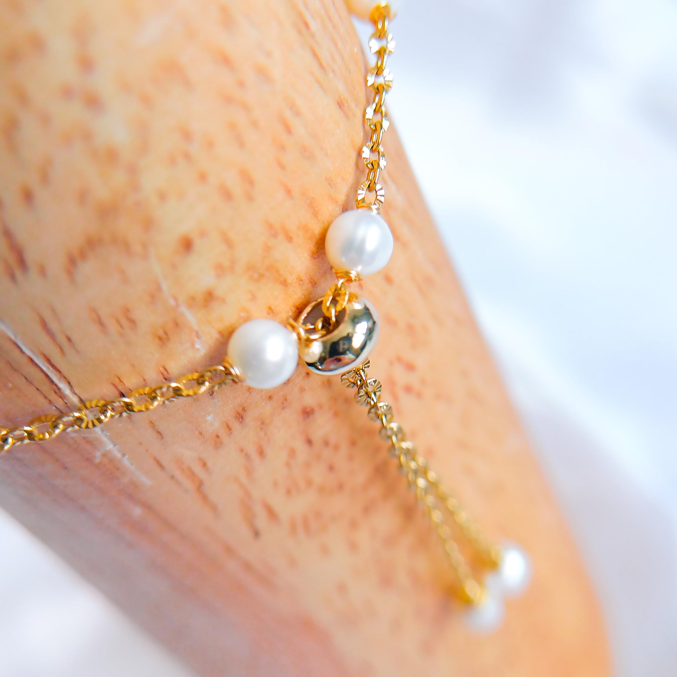 Bracelet Élégant en Perles d'Eau Douce et Chaînes en Plaqué Or - Élégance Sophistiquée et Délicat