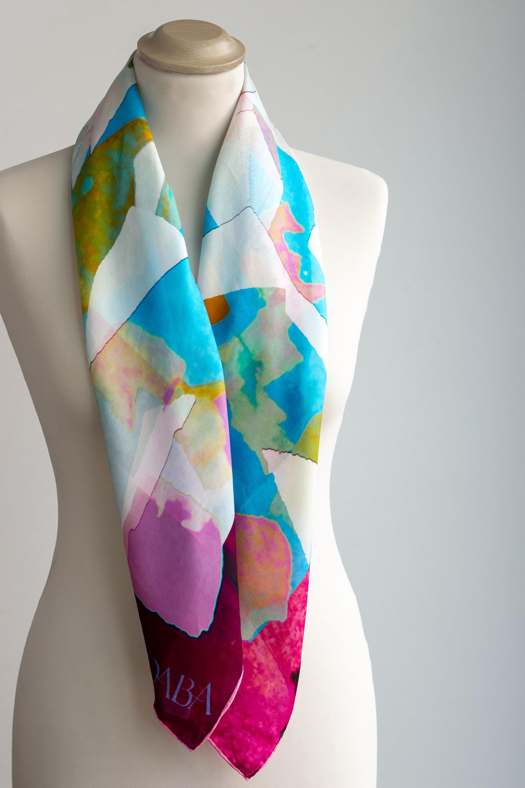 Pañuelo de seda azul cielo con estampado veraniego