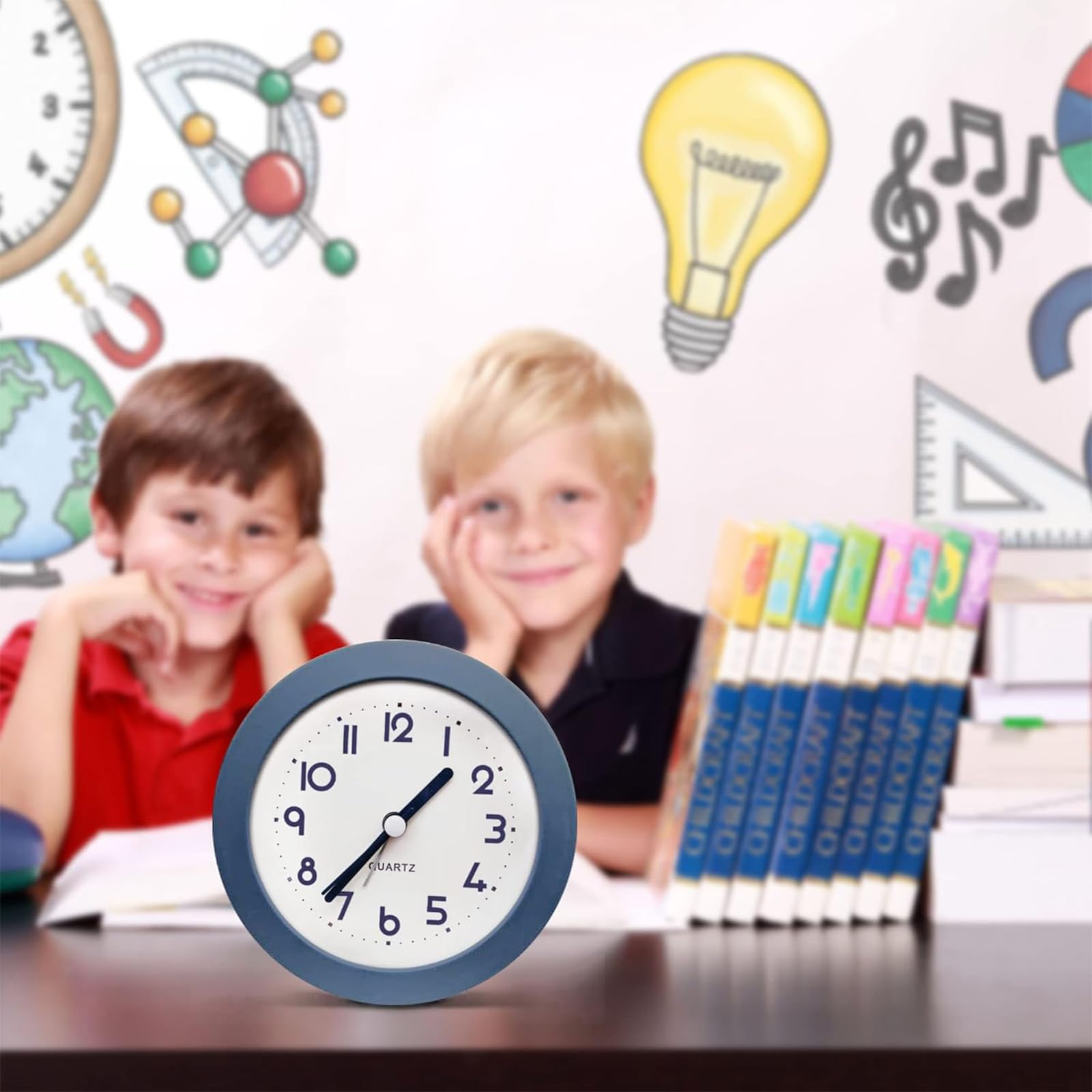 Reloj despertador con luz de fondo, 4.5 pulgadas, bonito reloj analógico de cuarzo digital, redondo, sin tictac, funciona con pilas, textura esmerilada, diseño simple para sala de estar, dormitorio, 5