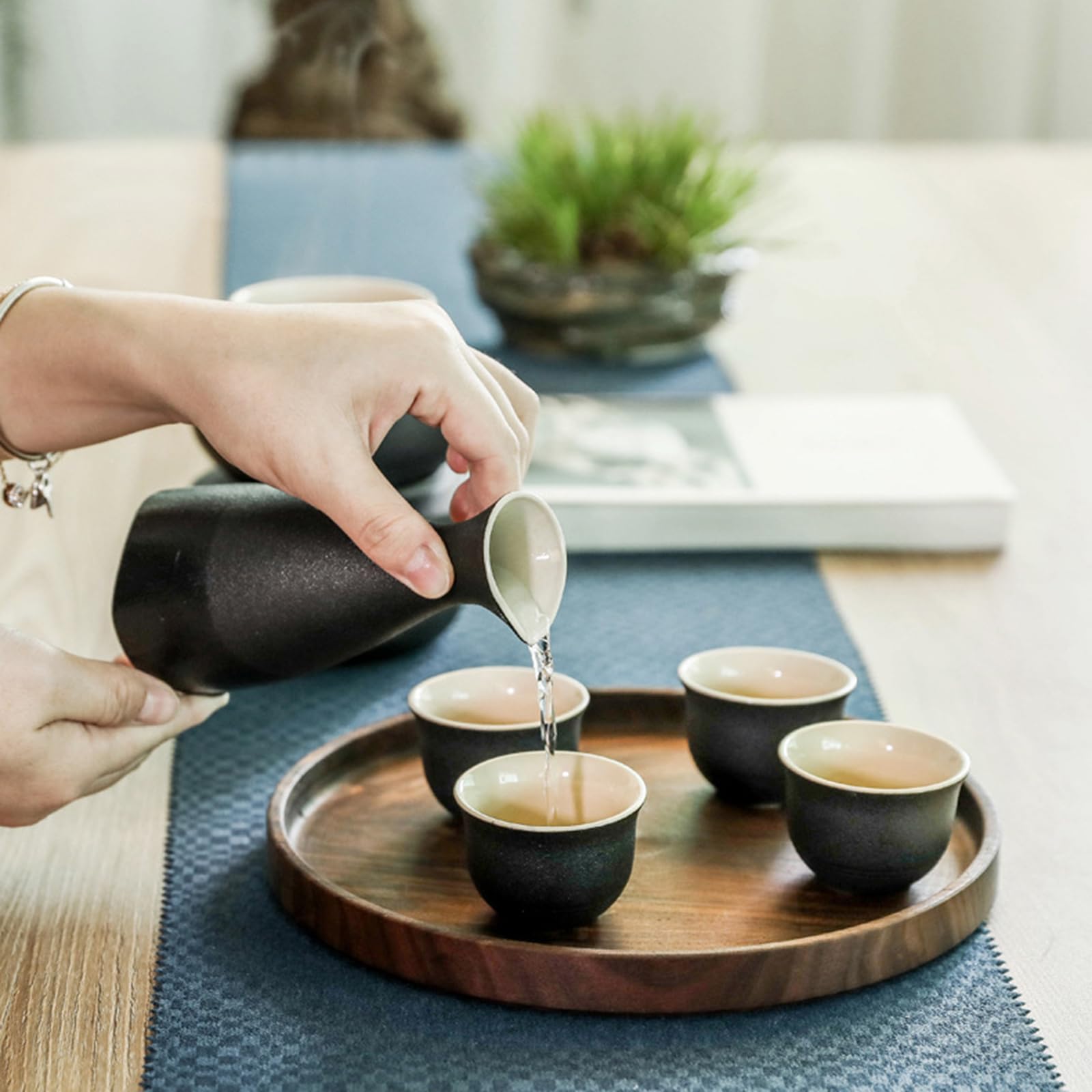 elegante japanische Sake Flaschen Set enthält eine Karaffe, einen Warmhalteofen, eine Schüssel und passende Tassen für traditionelles Trinken und den Heimgebrauch Sake Wärmer Set aus Keramik