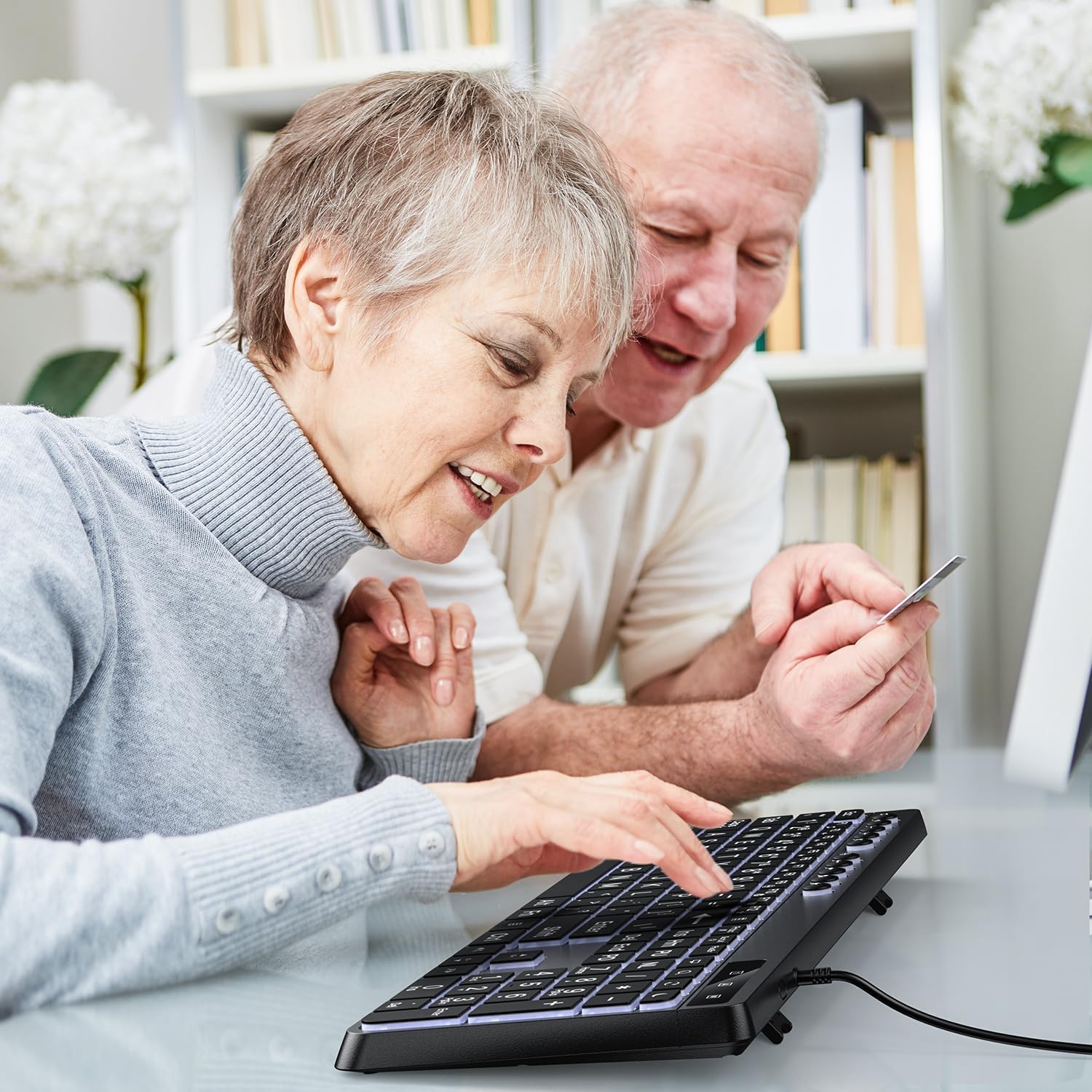 OMOTON Clavier Rétro-éclairé AZERTY, Clavier Filaire avec Grande Touches et pavé Numérique, Keyboard Facile à Lire Compatible PC Windows pour Les Malvoyants, Seniors, Enfants, Bureau et Usage