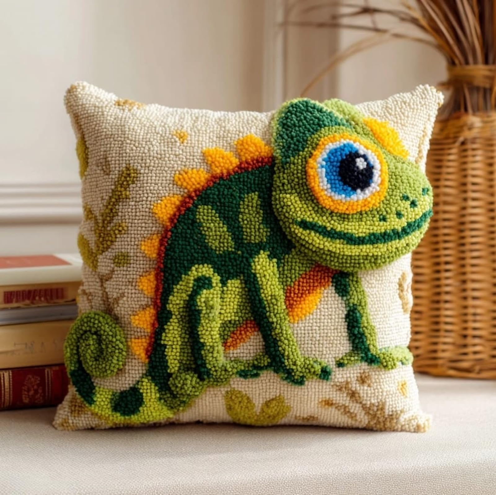 AxiangziK Latch Hook Cushion Kit 43x43cm,Animal Lizard Complete Needlecraft Set with Pre-Cut Yarn & Tools,Creative Home Decor Gift for All Ages