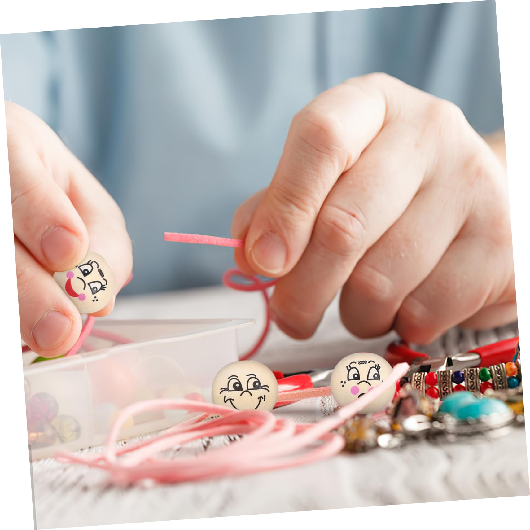 80 Cuentas de Madera con Cara Sonriente para Manualidades y Fabricación de Joyas, Diseño Redondo de 20mm con Agujeros Precisos para Pulseras y Decoraciones