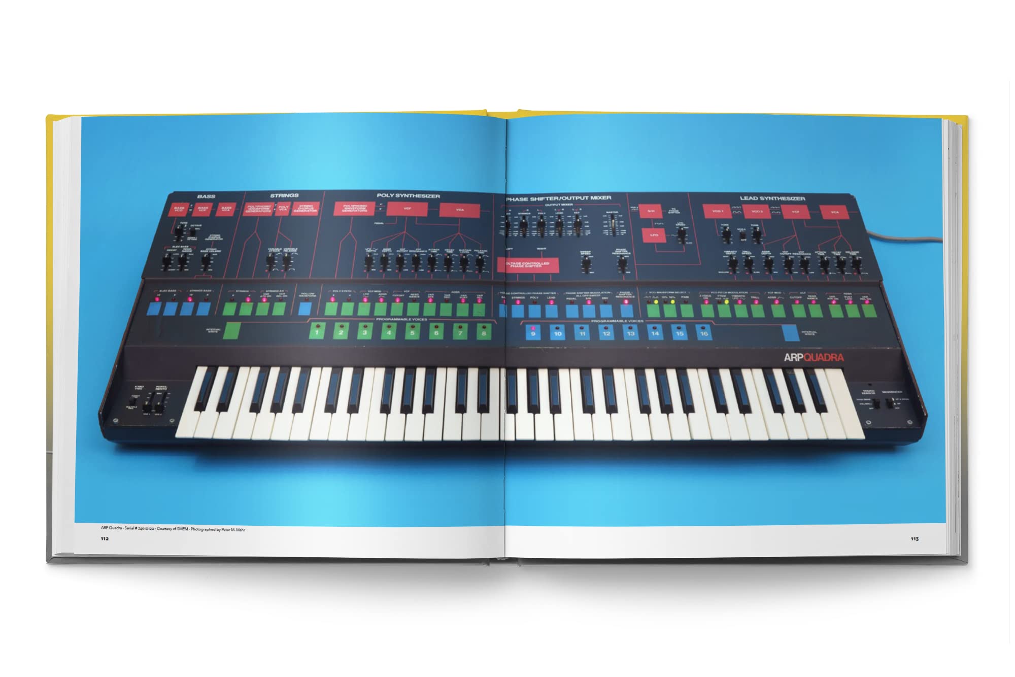 Bjooks Synth Gems 1 Libro illustrato con copertina rigida sui sintetizzatori vintage con foto, articoli di approfondimento e storia cronologica degli strumenti elettronici dal 1970 al 2000