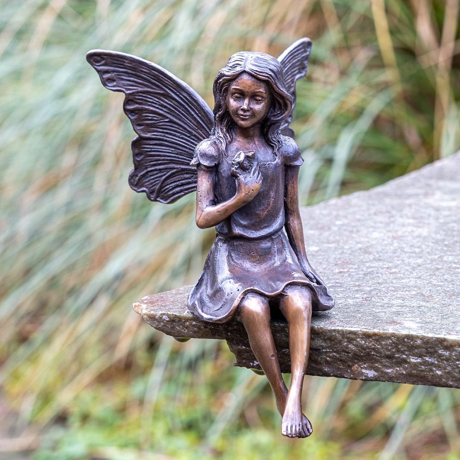 IDYL Bronze-Skulptur Sitzende Fee mit Schmetterling 20x11x13 cm - Bronze-Figur handgefertigt für Haus, Garten oder Teich-Dekoration | Hochwertiges Kunsthandwerk | Wetterfest