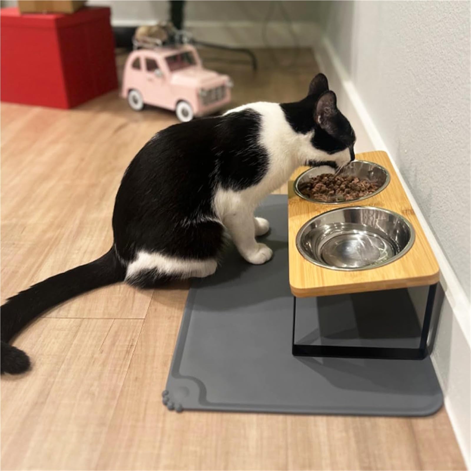Um 15° geneigte Katzennäpfe mit Matte. 2 Edelstahlnäpfe