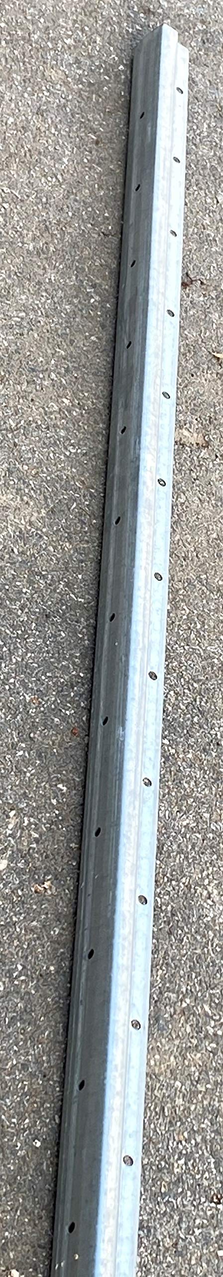 Poste galvanizado espaldera Extremo (resitente y cuadrado), medida 2.2 metros X 2mm. Pack de 3uds