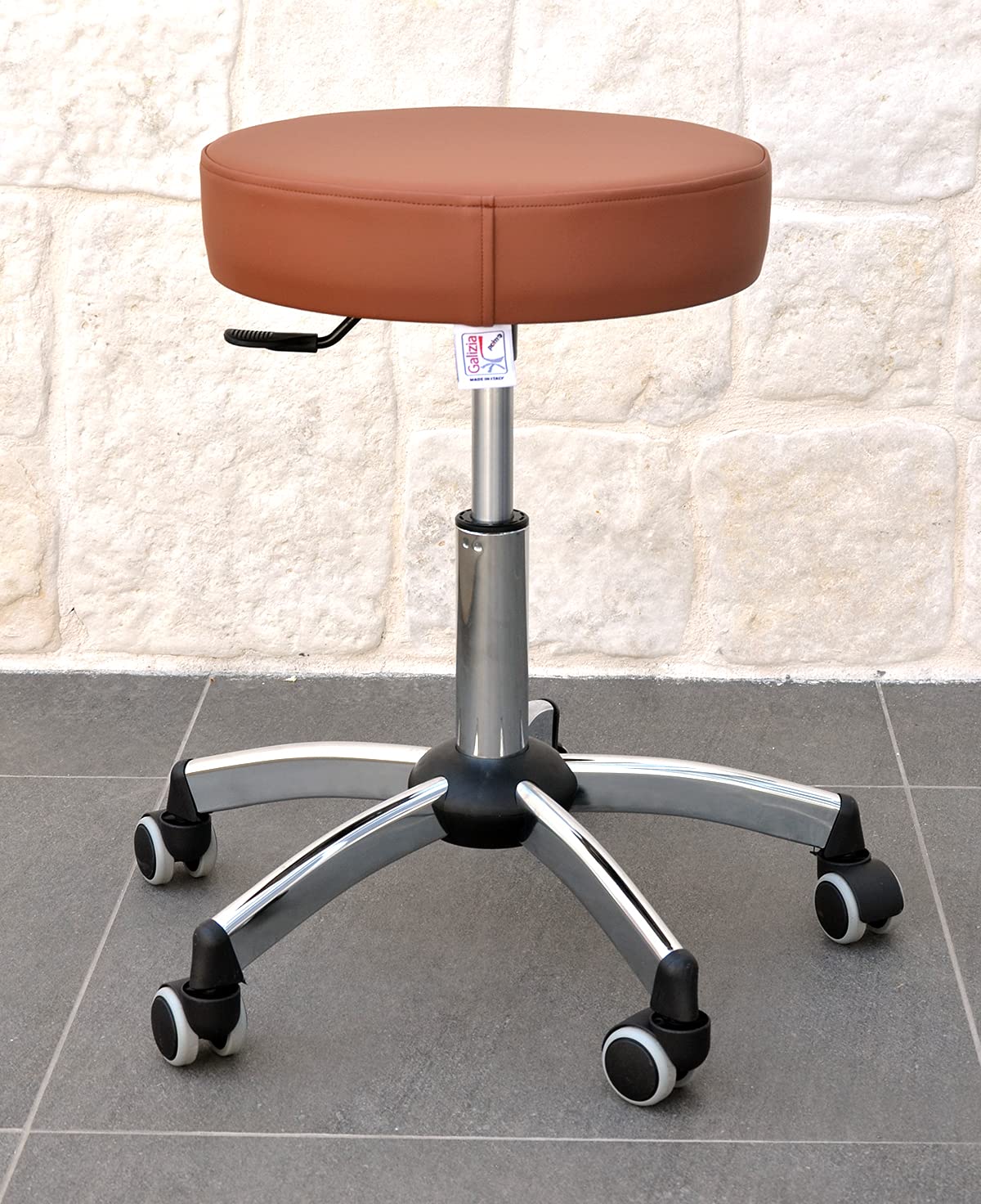 GALIZIA Prjme Sgabello Girevole Centro ESTETICO, STUDIO MEDICO, DENTISTICO E PODOLOGO, Base con Ruote, Regolabile in Altezza con LEVETTA A Gas, Rivestimento in ECOPELLE LAVABILE 100% (CUOIO)