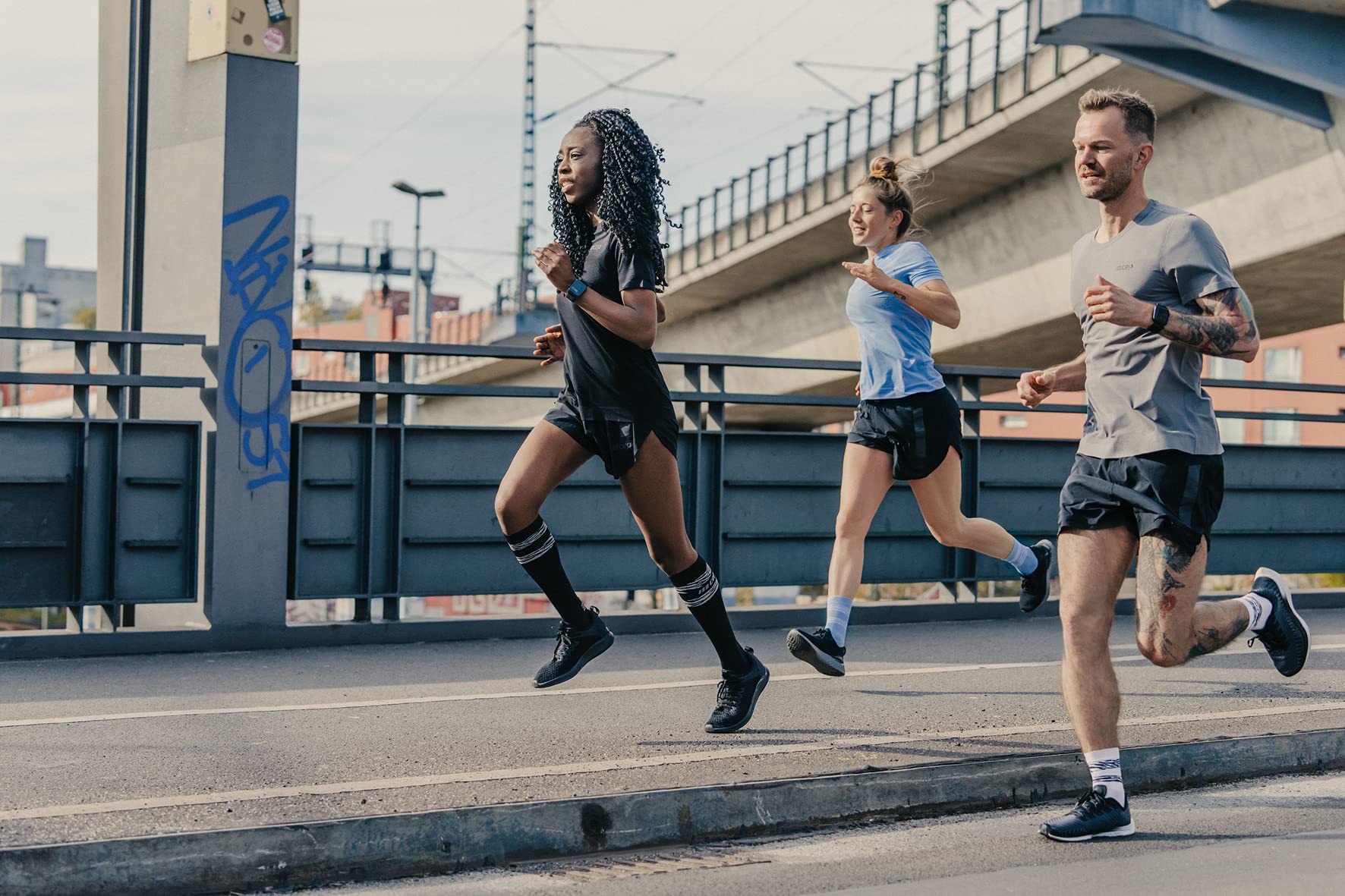 CEP Animal Compession KNEE - Calze al ginocchio da uomo, a compressione in nero con motivo tigre bianche
