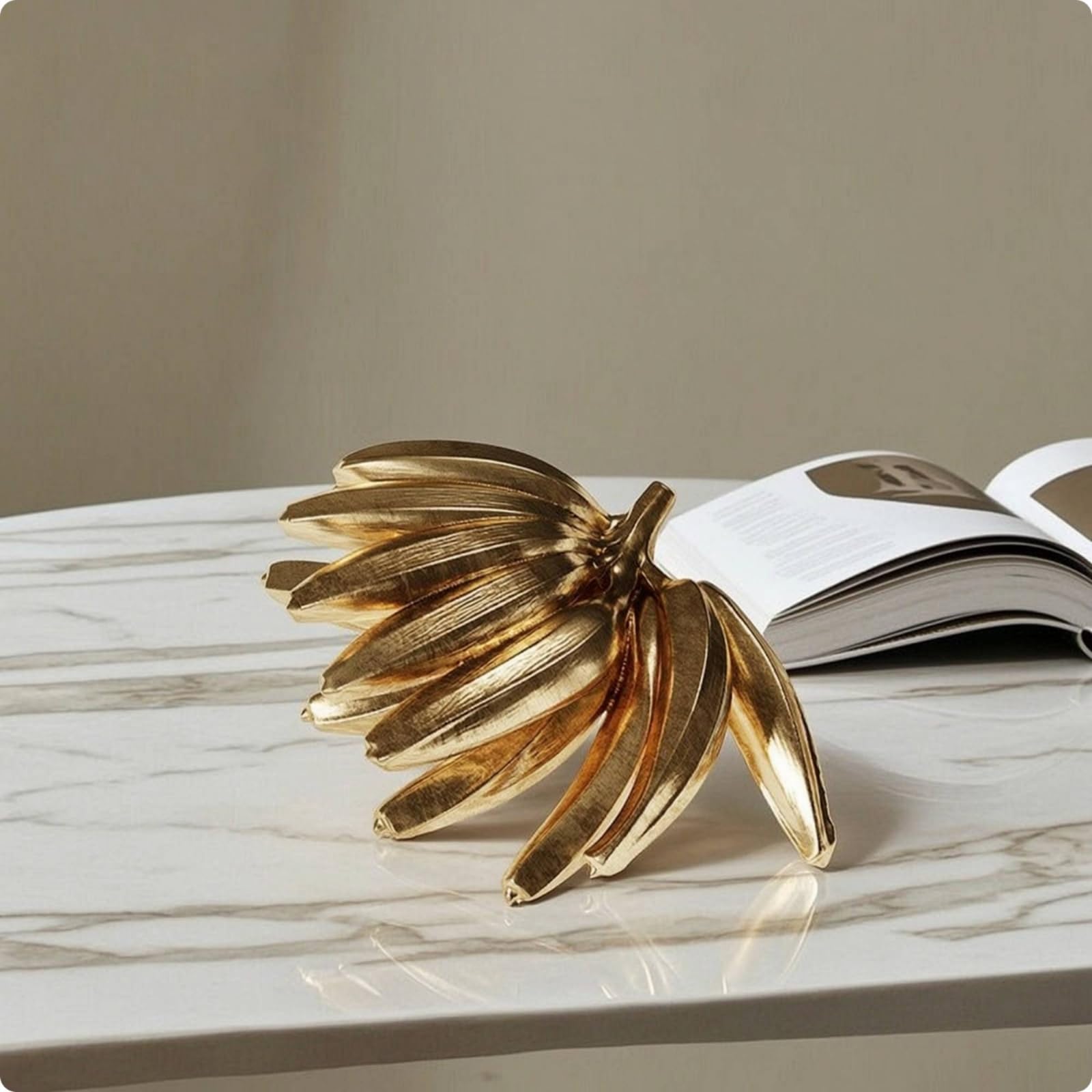 KESOTO Fermacarte Decorativo Scolpito Banana Moderna Fermalibri Soprammobile Ornamento da Tavolo in Lega Lucidata Adatto per Librerie Scrivanie Tavolini Regalo Arredamento Contemporaneo 15x10x5cm
