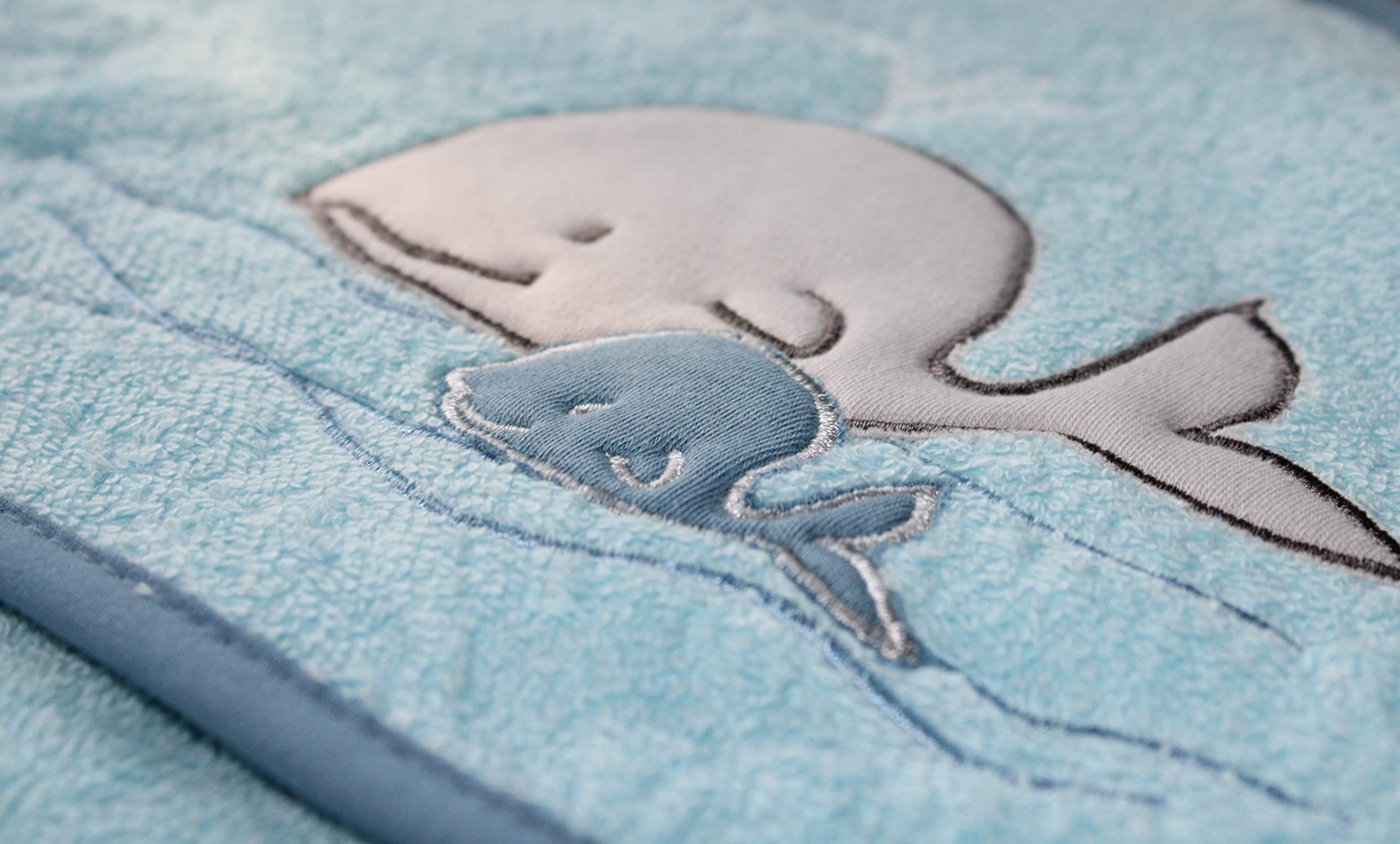 Set Kinder Poncho + Waschlappen personalisiert | 100% Bio Baumwolle | personalisiert mit Namen | Baby Kapuze Bademantel | Badeponcho | Kinder Badetuch | bis 7 Jahre (Walfamilie Türkis)