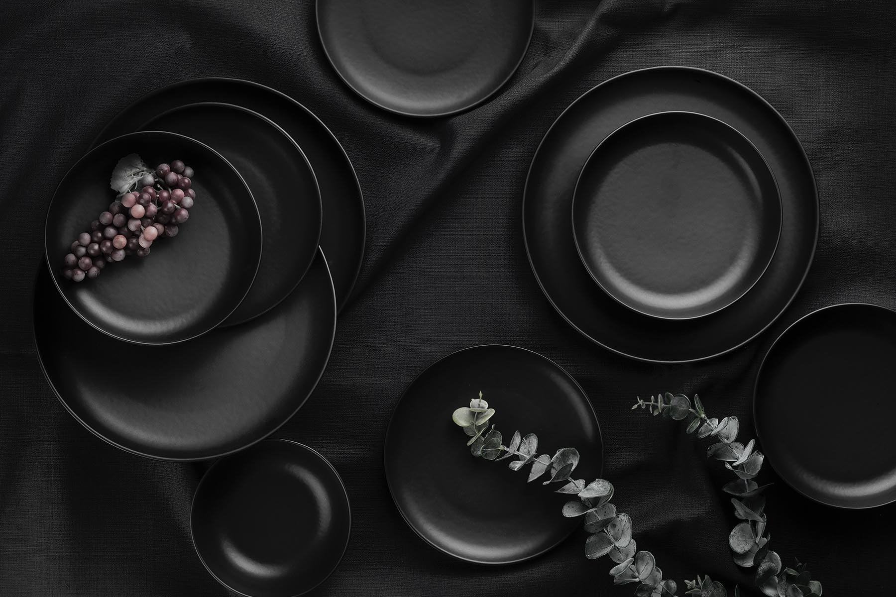 Elegante juego de cena de 16 piezas, color negro mate, 100% porcelana, incluye platos de servicio, platos profundos, platos para tartas y cuencos, apto para lavavajillas y microondas
