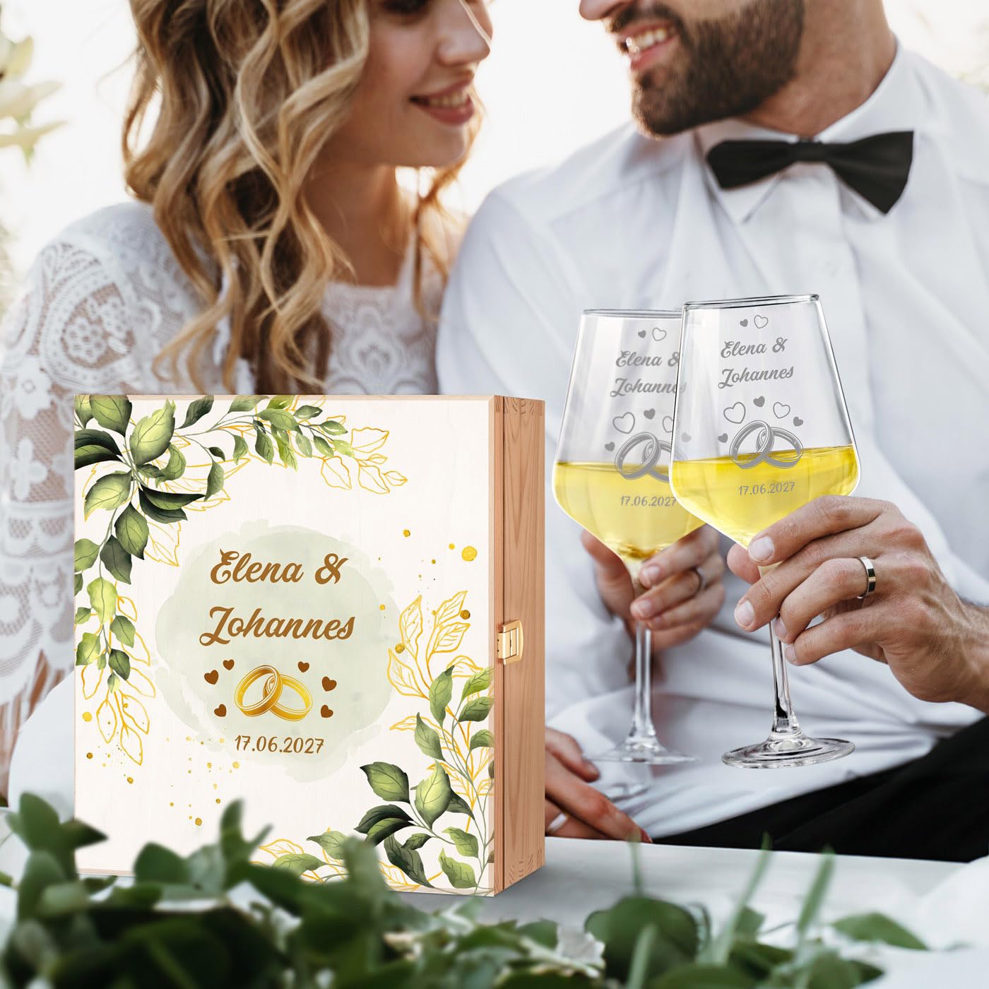 Maverton 2er Weingläser Set mit Gravur in Holzkiste - 490 ml Wein Gläser Set mit Namen und Datum - Hochzeitsgeschenk - personalisierte Geschenke für Paar zur Hochzeit zum Hochzeitstag
