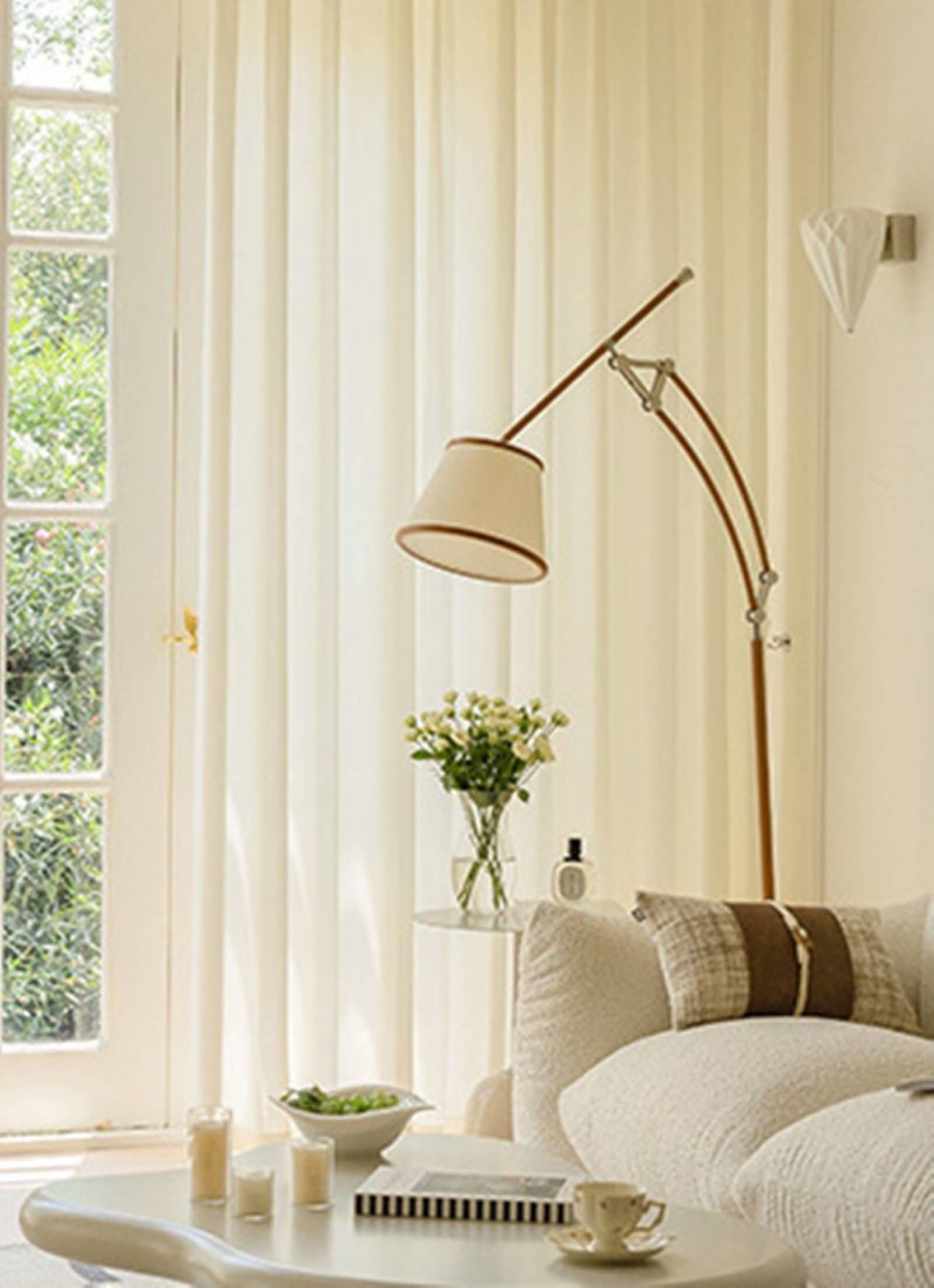 Voilage gaze blanc KnSam anti-regard filtrant la lumière du salon