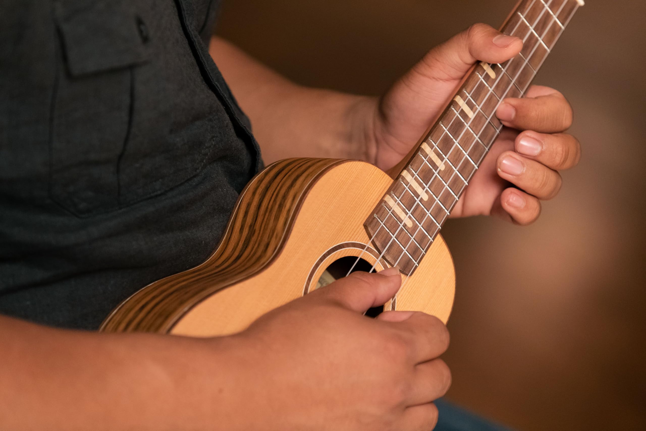 Ortega Guitars Akustyczne Ukulele Sopranowe – Seria Timber – W Zestawie Z Pokrowcem – Cedr/Orzech Włoski, Wykończenie Naturalne (RUTI-SO)