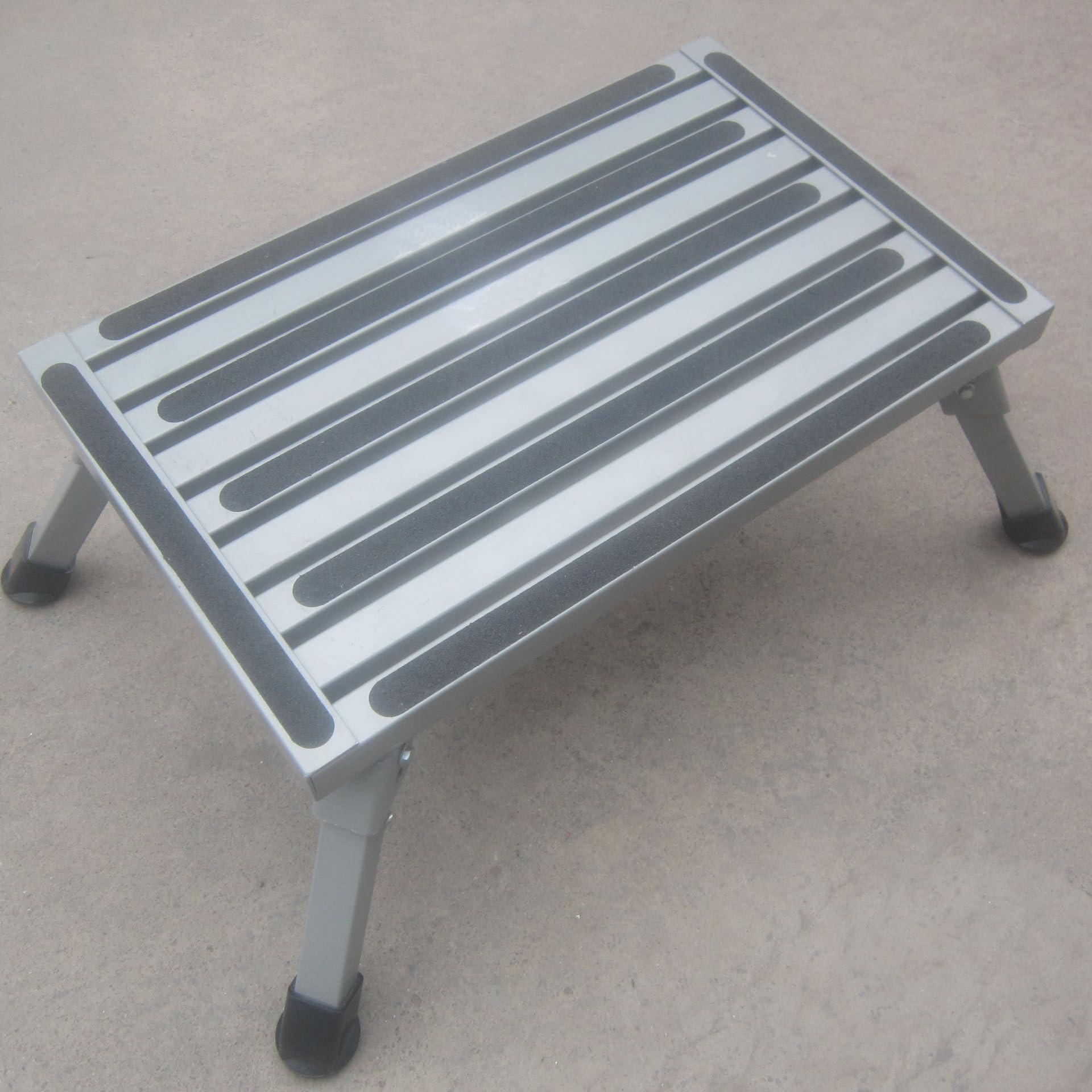 Escalón plegable portátil con superficie antideslizante y asa, soporta hasta 150 kg para caravanas, diseño ligero y duradero
