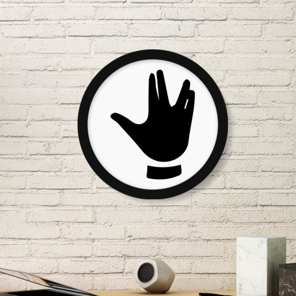Cadre photo rond en bois DIYthinker motif silhouette pour sublimer un salon contemporain