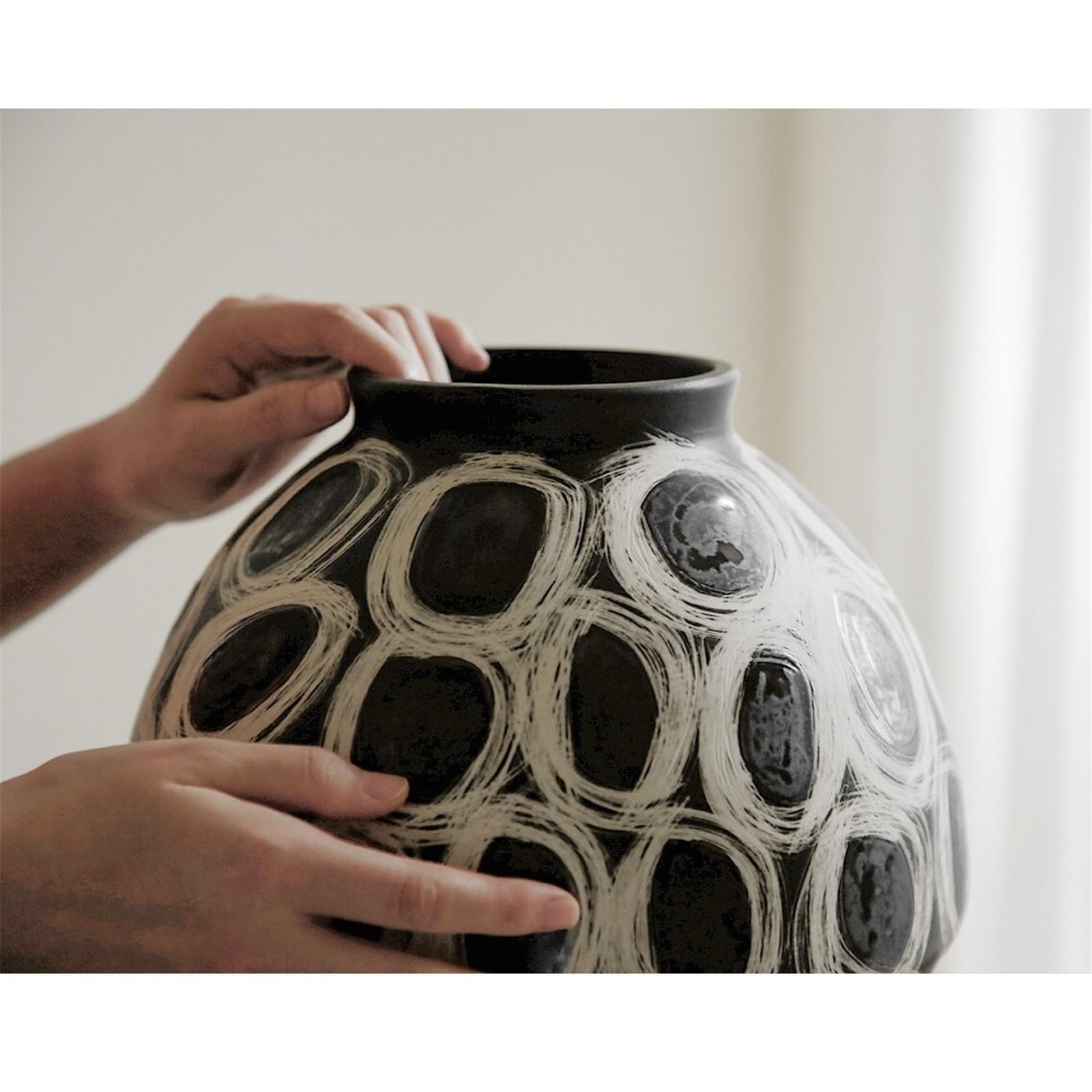Wazon z kwiatami Ceramiczny czarny wazon w środkowym stylu starożytnym z miejscem na kwiaty, okrągła ozdoba
