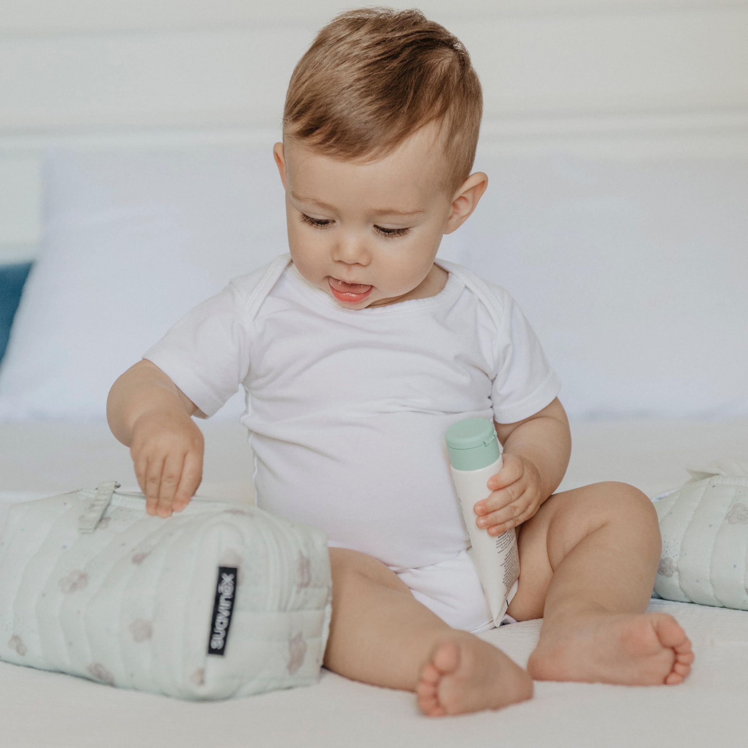 Suavinex, Neceser para Bebés de Tela, Set Regalo Bebé Recién Nacido con Cosmética: Gel Champú 100 ml + Loción Hidratante 100 ml + Crema Pañal 75 ml + Baby Cologne 50 ml. Formato Viaje. Azul Dreams - 4