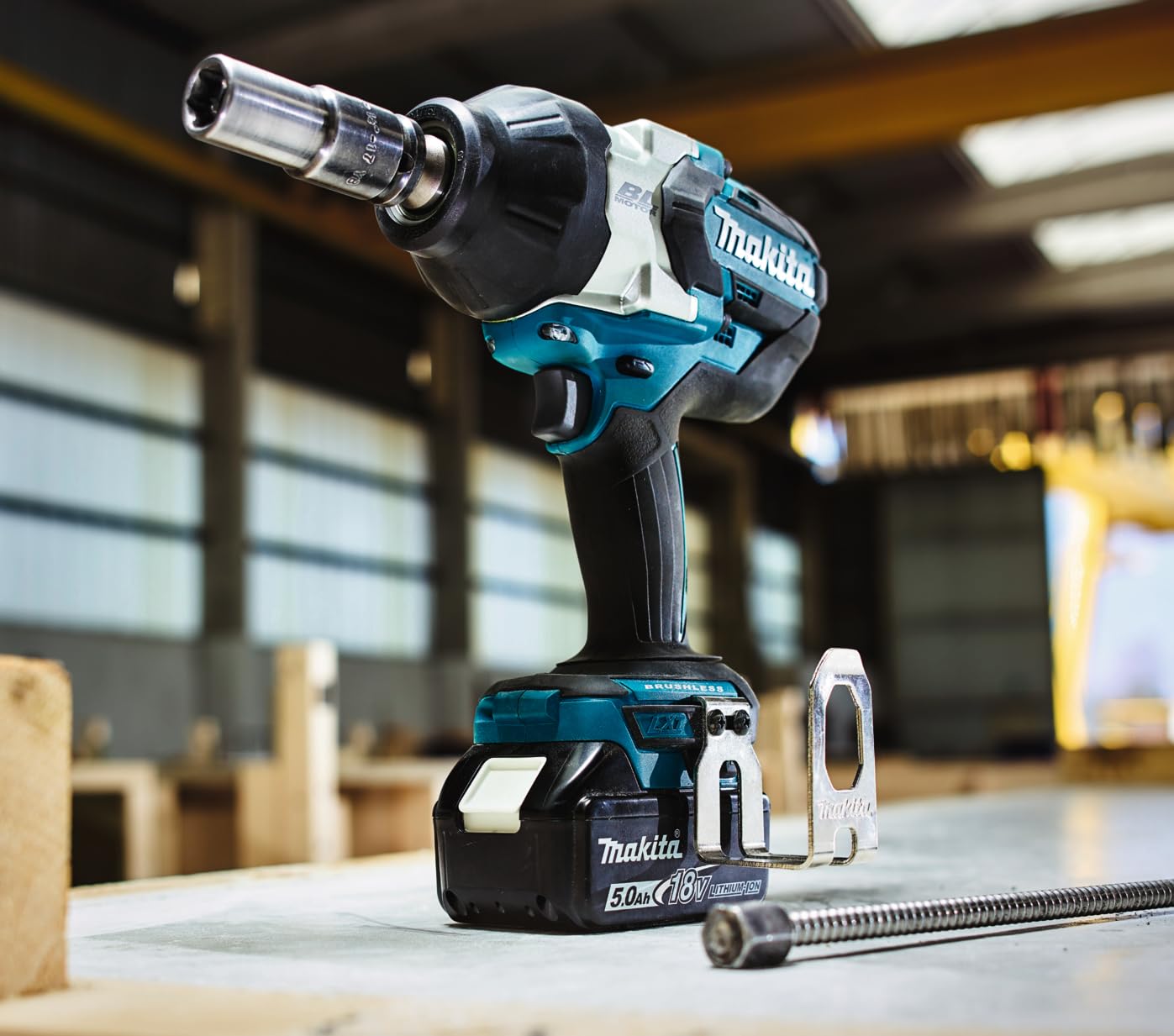 Makita DTW1002RTJ Akku-Schlagschrauber 18 V / 5,0 Ah, 2 Akkus + Ladegerät im MAKPAC