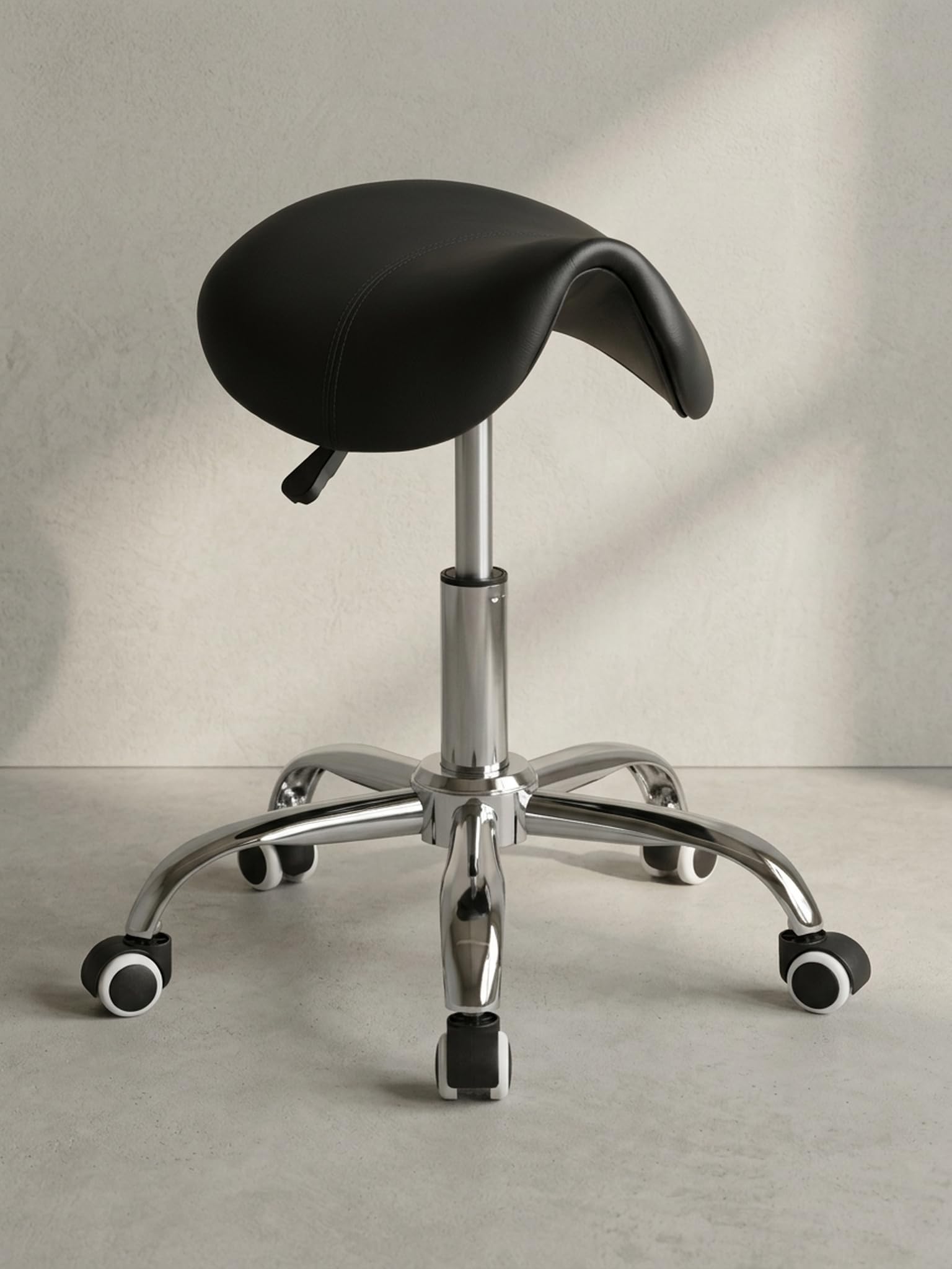 Menton - Sattel-Hocker in Schwarz | Arbeitshocker mit Kunstleder-Bezug | Sitzhocker ist höhenverstellbar | Design Drehhocker mit Rollen | Kosmetikhocker & Praxishocker