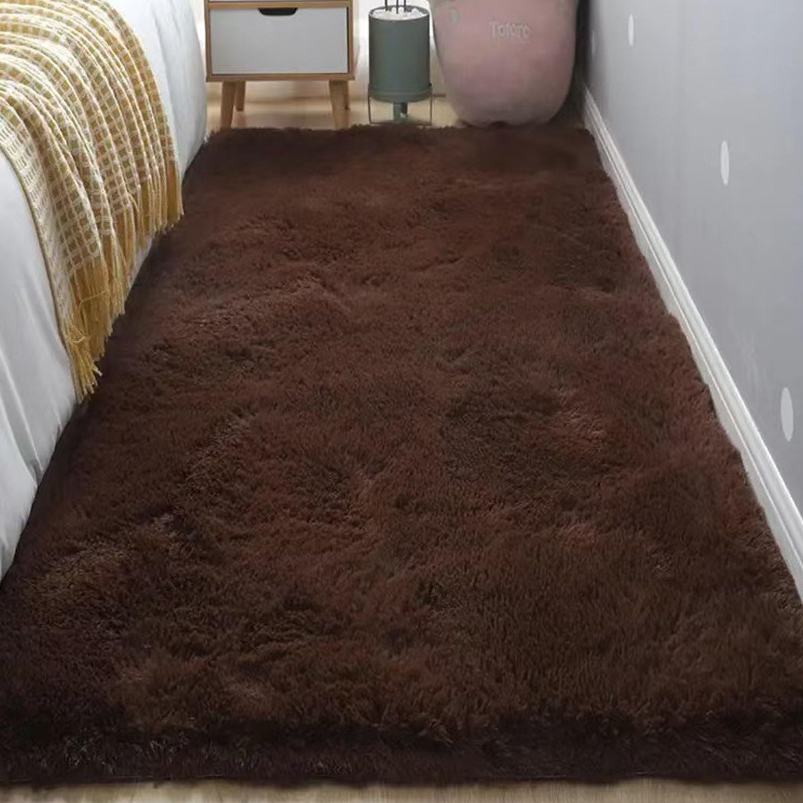 Tapis de salon shaggy marron pour créer un coin lecture cosy