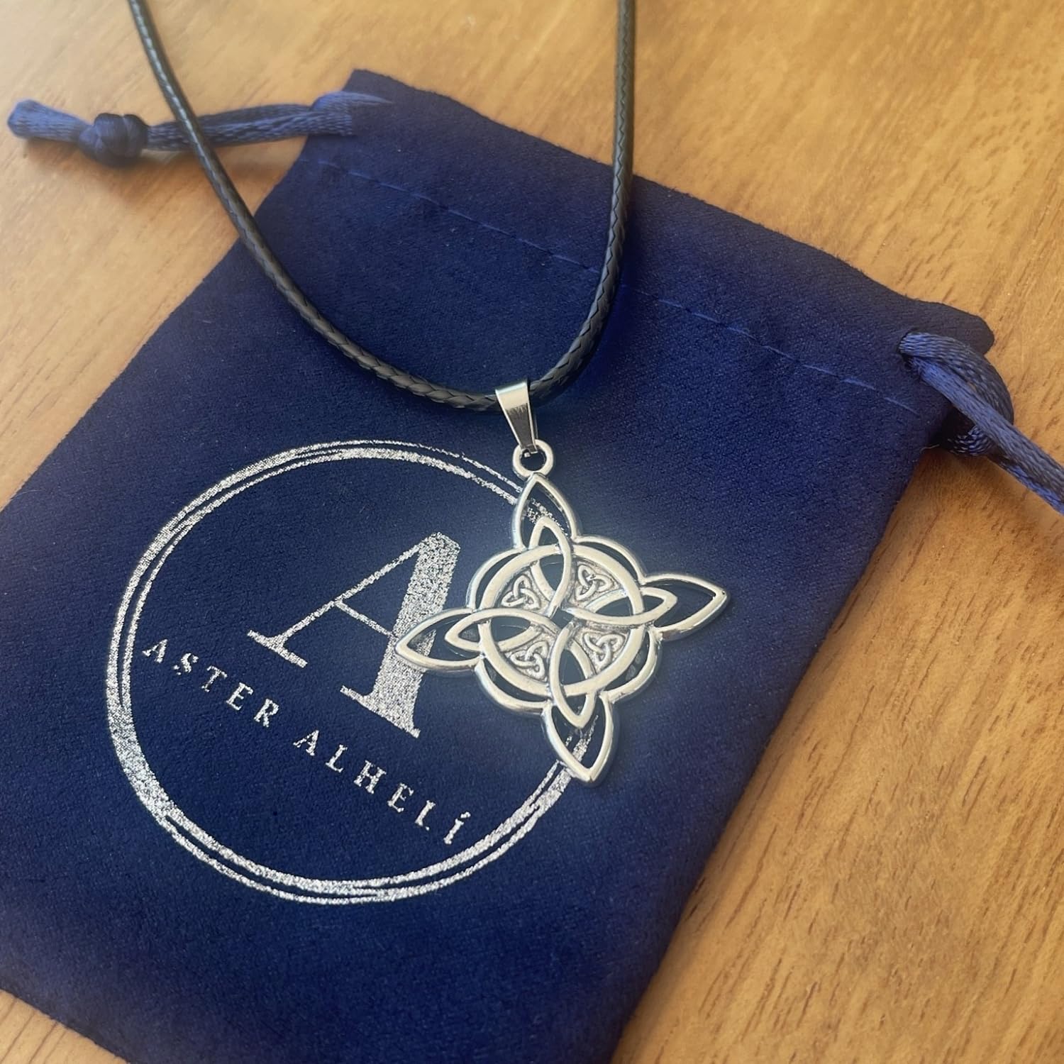 ASTER ALHELÍ Collier Celtique Pendentif Nœud de Sorcière Amulette de Protection Unisexe Gothique Bohème Cordon Noir