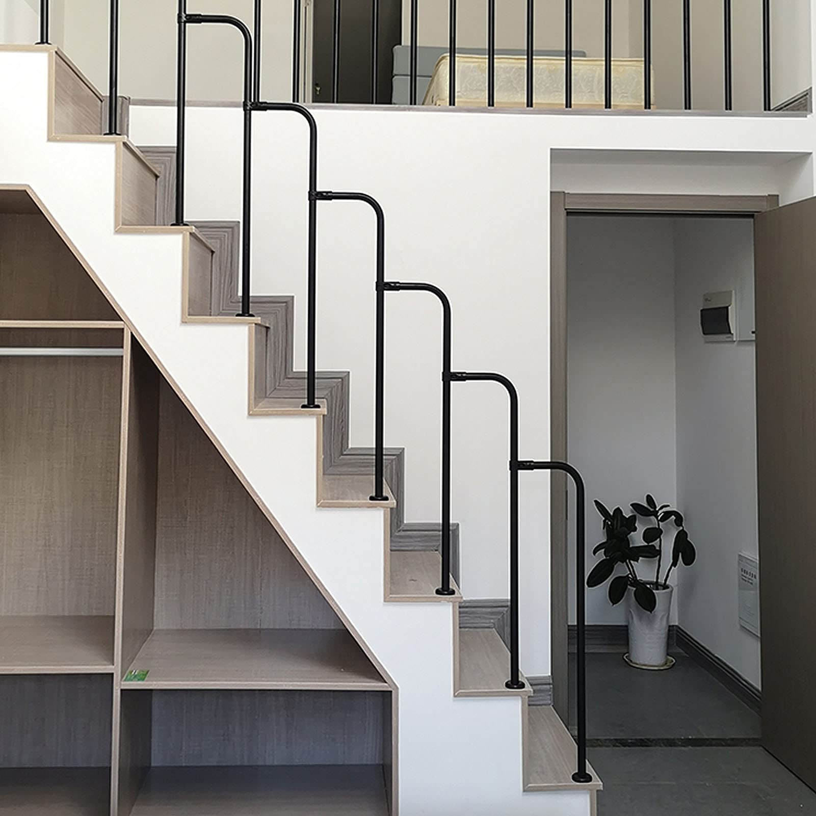 Garde-corps d'escalier intérieur en fer forgé avec poteaux de soutien et kit complet de fixation