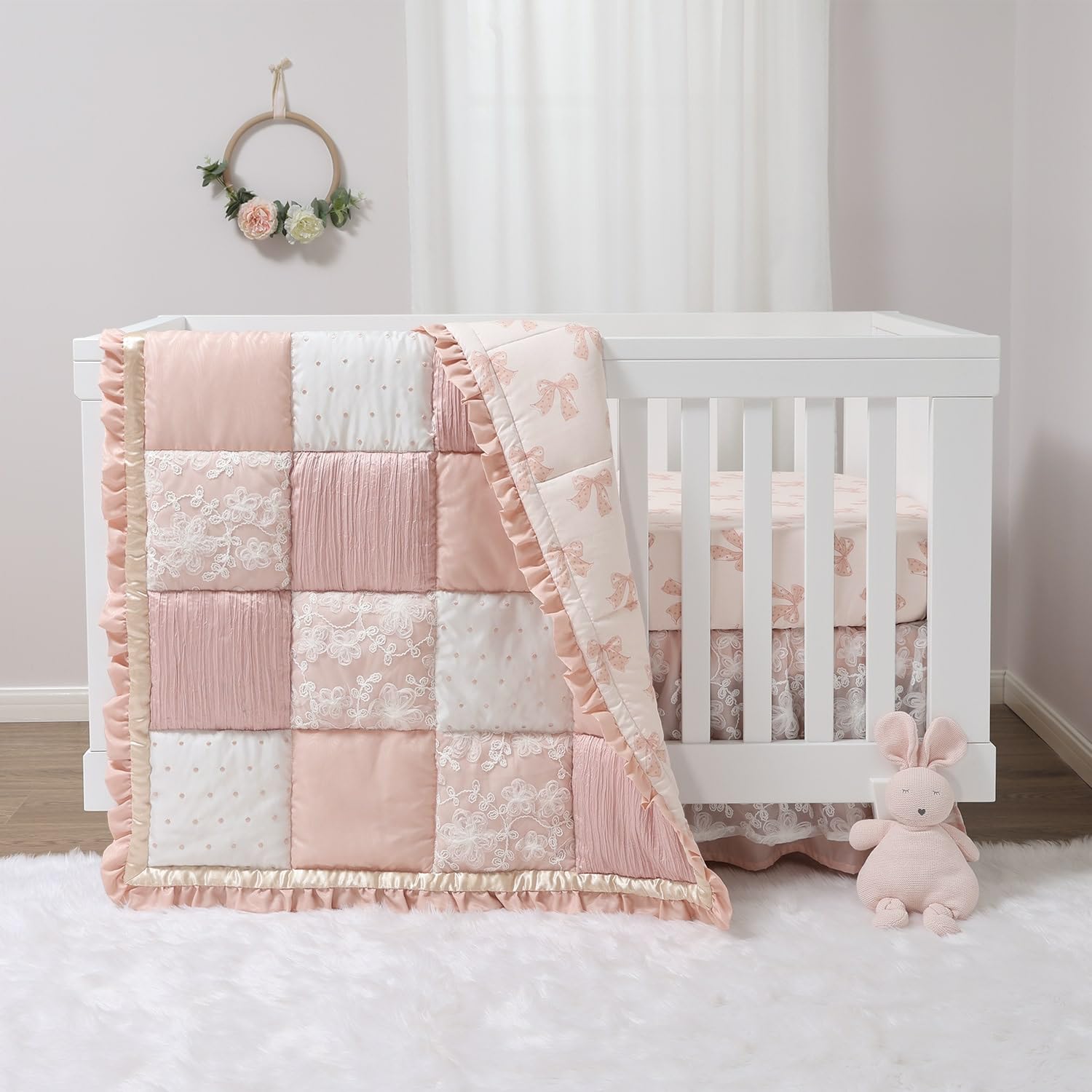 Juego de ropa de cama para cuna de bebé de 3 piezas Peanutshell para niñas, sábana ajustable de algodón, edredón con volantes en capas, juego de cama vintage para recién nacidos y niños pequeños, decoración floral en rosa y dorado Grace