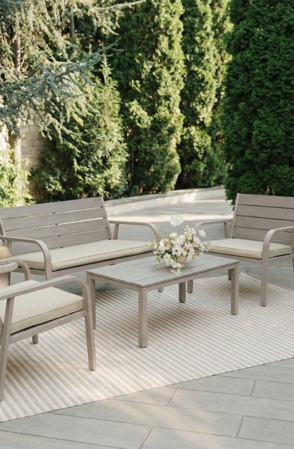 SIEDITI FUORI E DENTRO Set da giardino in acciaio verniciato e polietilene a doghe effetto legno, robusto e moderno, salotto da esterno con 2 poltrone, 1 divano e un tavolino - Matera (Champagne)