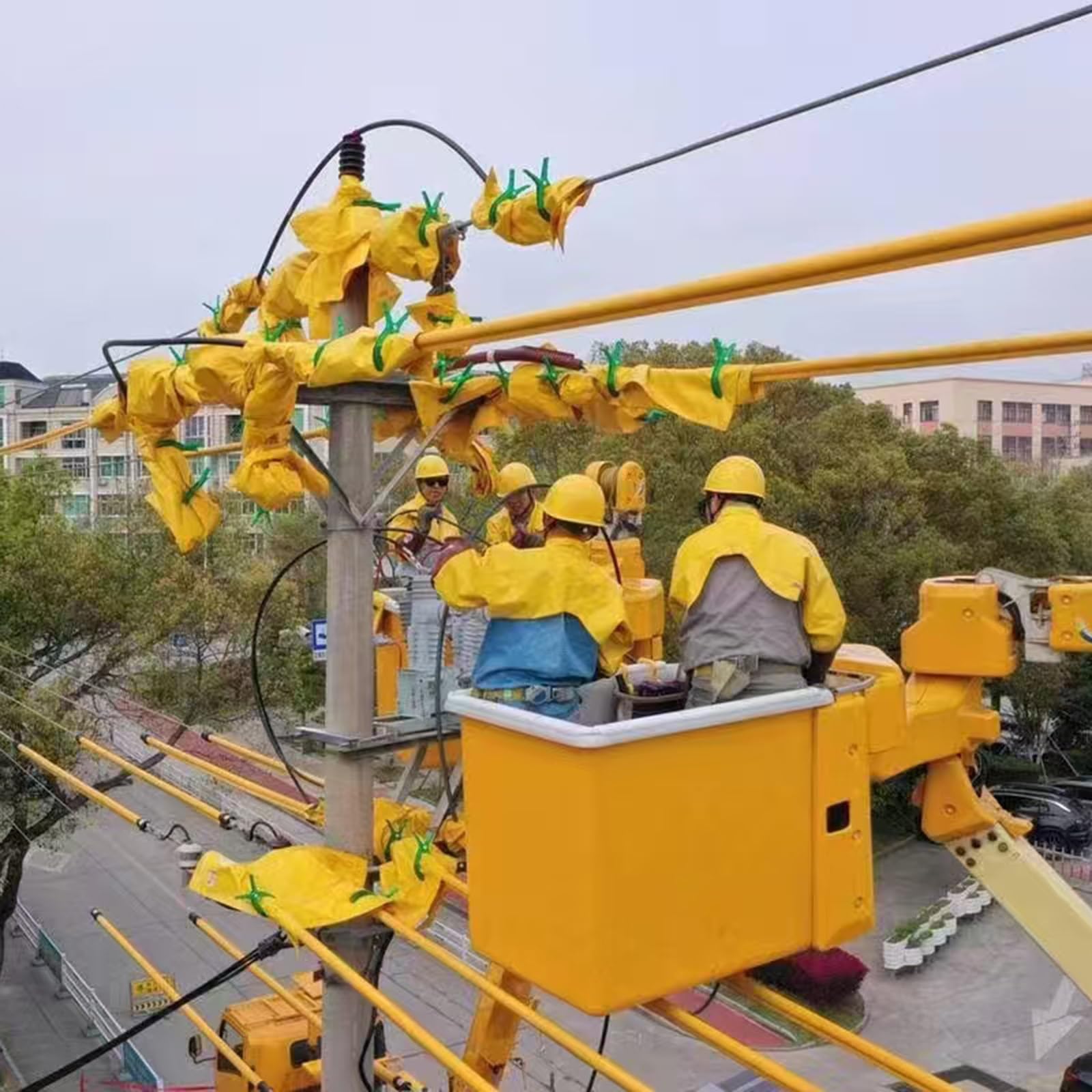 Elektryczny koc izolacyjny do ochrony przed wysokim napięciem, trwały materiał żywiczny z otworami zaciskowymi dla bezpieczeństwa podstacji i generatora