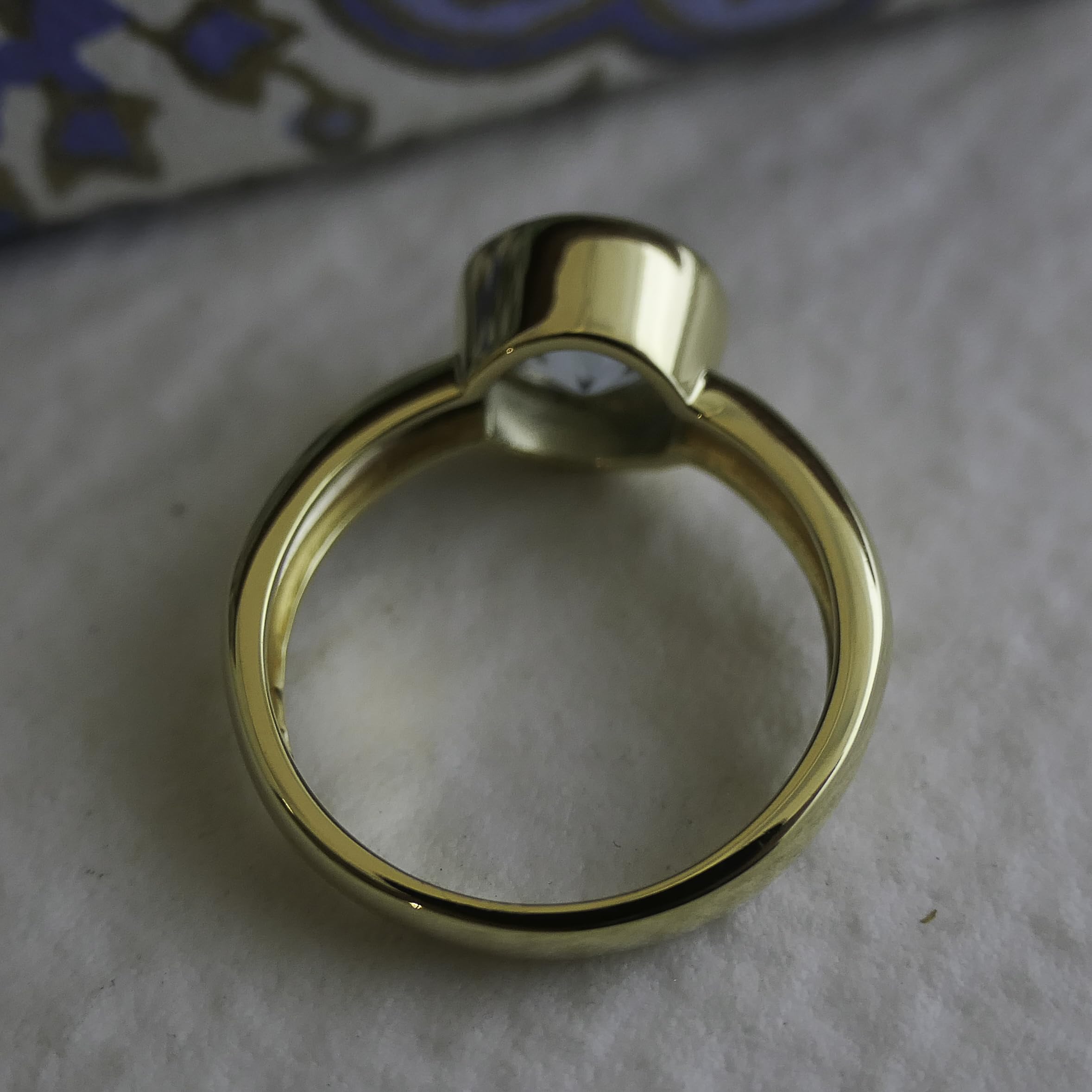 Anillo Redondo De Plata De Ley Con Baño De Oro Y Topacio Azul