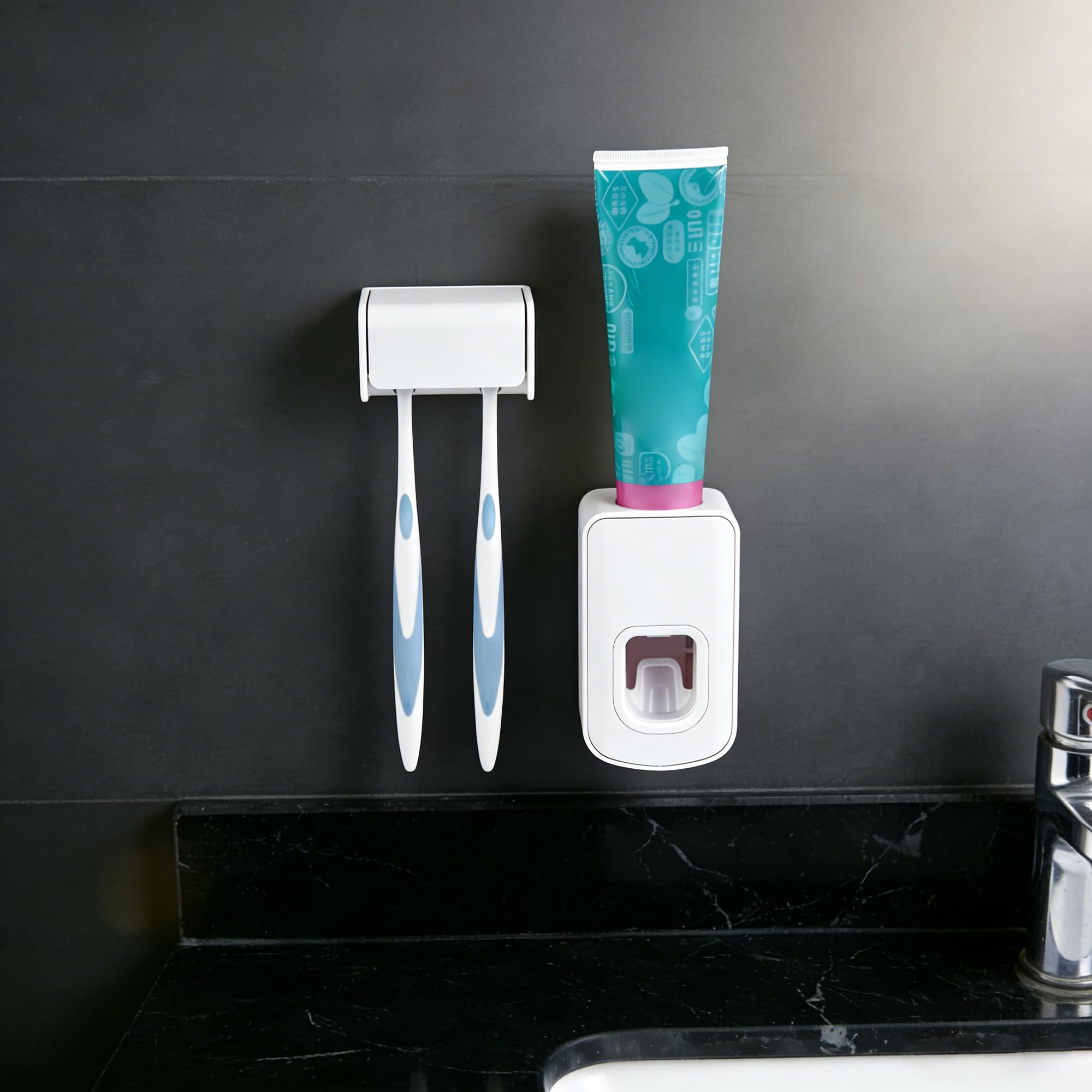 Soporte para cepillo de dientes montado en la pared con cubierta para baño, organizador de almacenamiento de cepillos de dientes con 2 ranuras para ducha, colgador autoadhesivo para cepillo de dientes