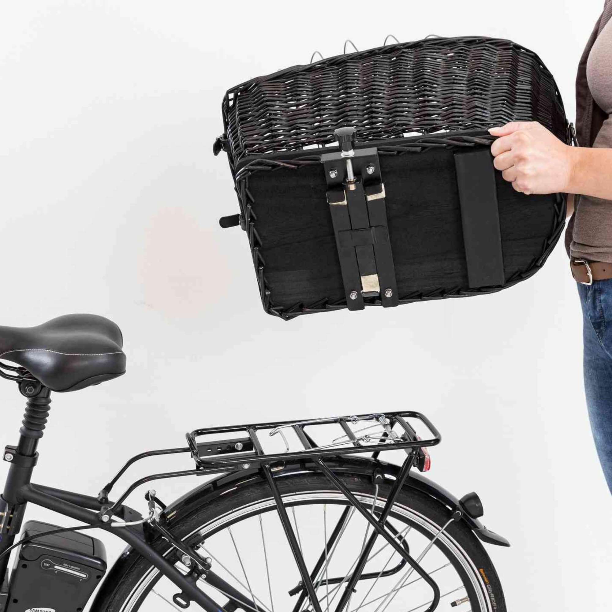 TRIXIE Fahrradkorb Weide für Hunde bis 8 kg 35 × 49 × 55 cm - gewebter Hundefahrradkorb für den Gepäckträger - mit Schutzgitter und weichem Kissen, 13117