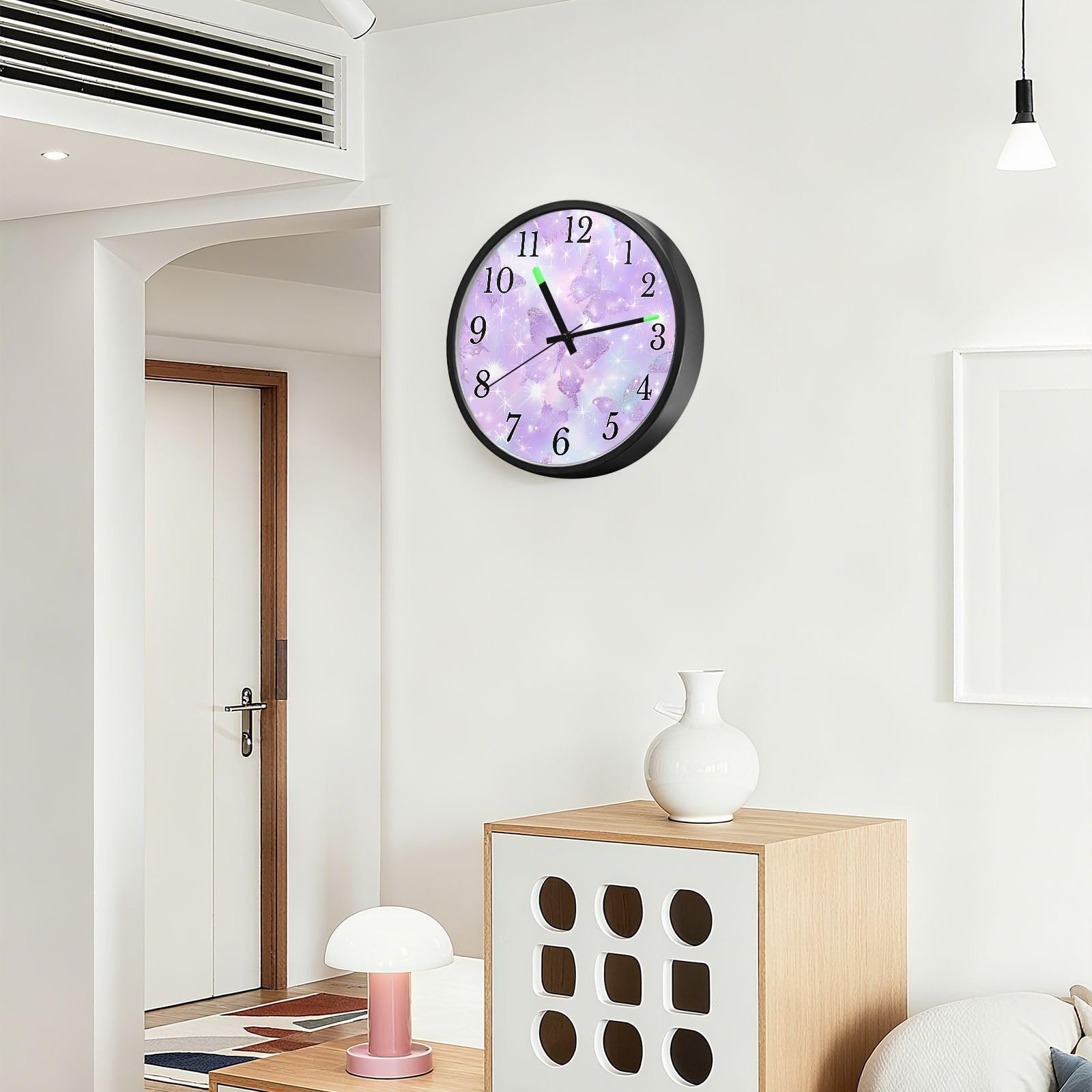 Mnsruu Reloj de pared luminoso con mariposas moradas, reloj de pared brillante que brilla en la oscuridad, funciona con pilas, reloj de luz nocturna silencioso sin tictac para dormitorio