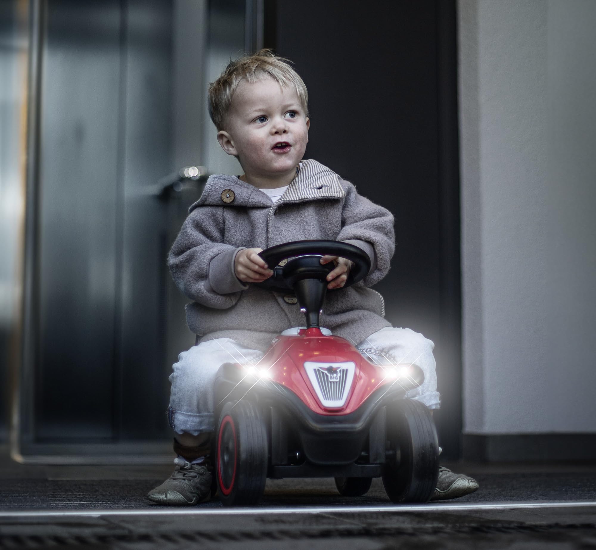 Big Bobby Car Next 2.0 (rot) - Rutschauto ab 1 Jahr mit LED-Licht, Stauraum, Sound-Lenkrad, Flüsterreifen und neuen Funktionen, Fahrzeug für Kinder von 1-5 Jahre (max. 50 kg)