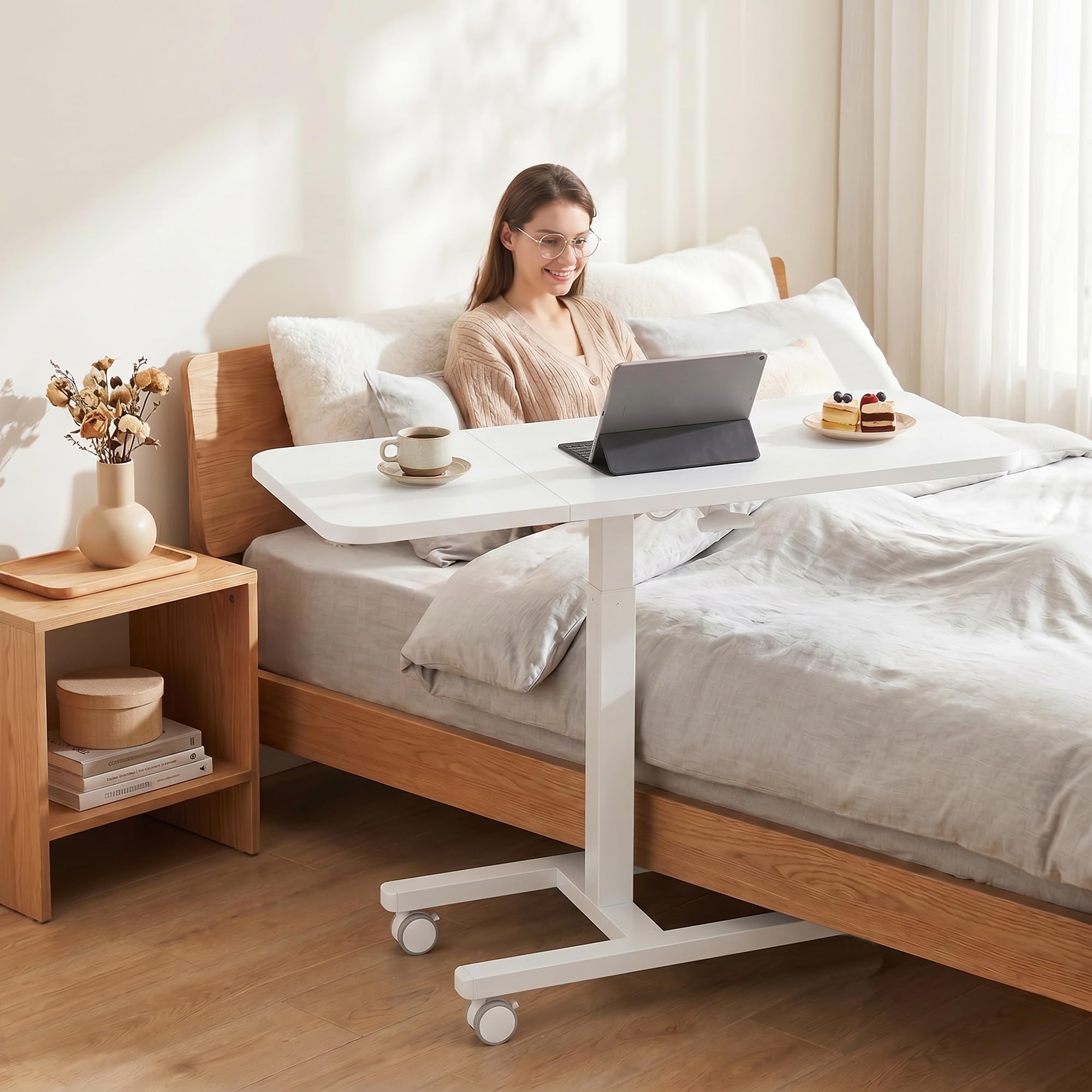 Mesa Cama Ajustable en Altura, Gran Superficie 100cm, con Ruedas con Freno, Pistón Gas, Escritorio/Portátil Forma C Robusto, Mesa Sofá Móvil para Salón, Dormitorio, Office,Blanco