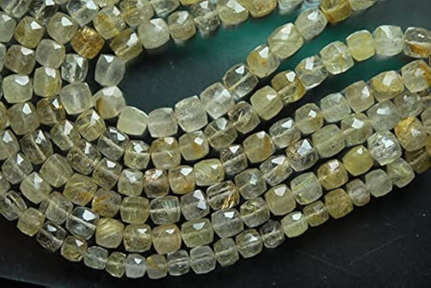 Quartz rutilé doré en cube 3D facetté 7-8mm pour enfilage de perles