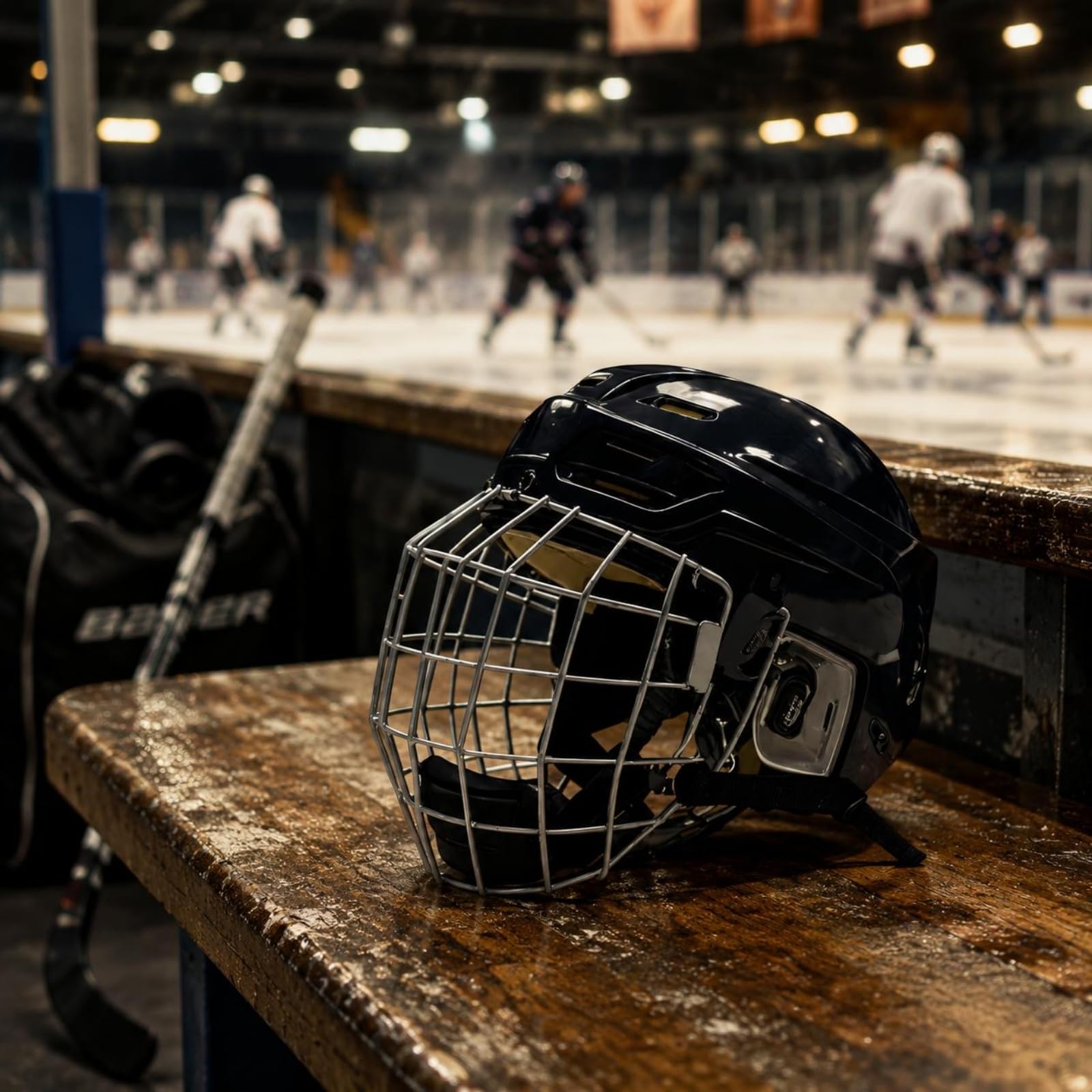 Casque de Hockey sur Glace Casque de Protection Facial Grillagé Coque Extérieure PP Doublure EVA Maintien Stable Sangle Réglable Ouvertures d'air