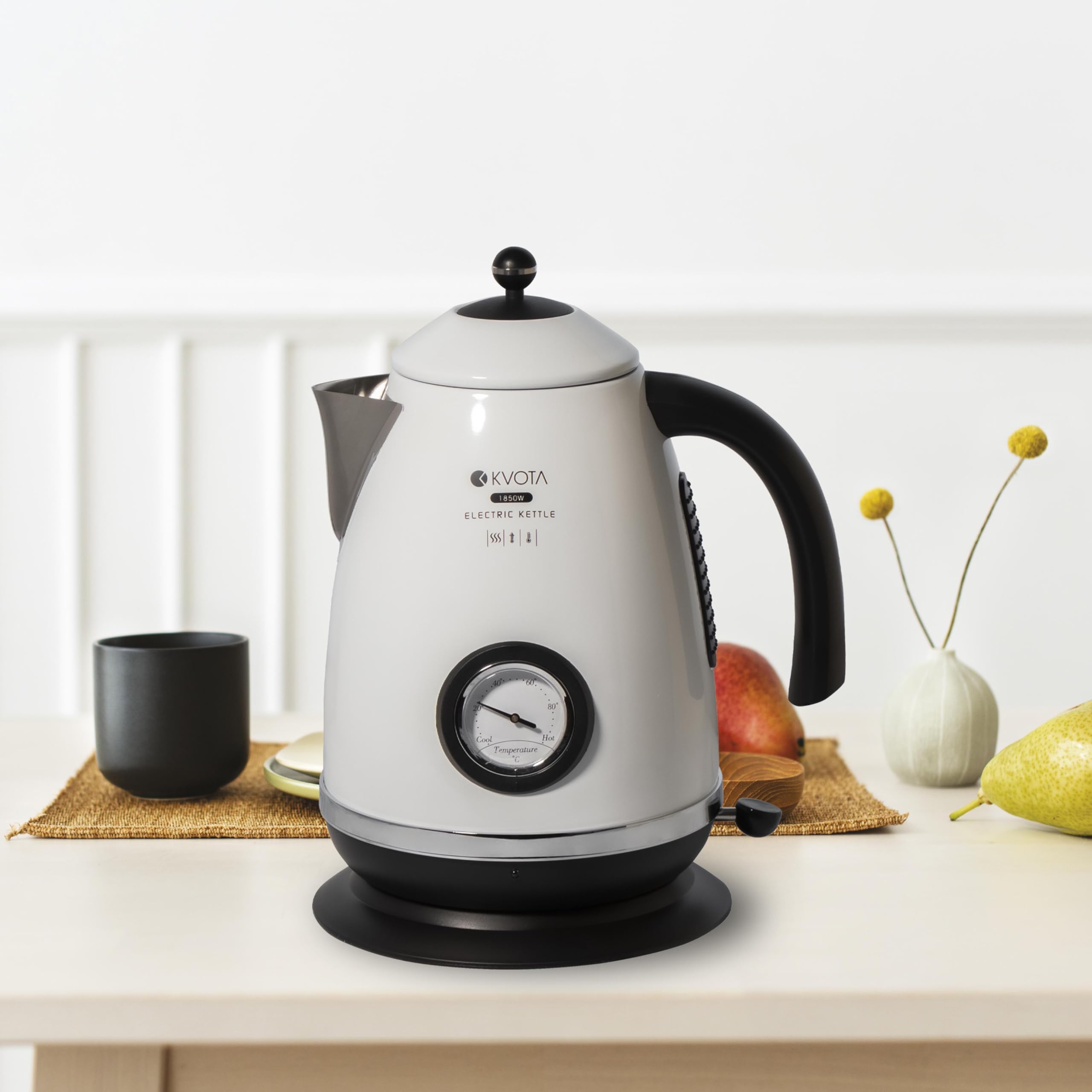 KVOTA Elektrischer Wasserkocher 1,7 L im Retro-Style, Edelstahl, mit analoger Temperaturanzeige, max. 2200 W, Kabellos & 360° drehbar, Überhitzungs- & Trockenlaufschutz, weiß-schwarz