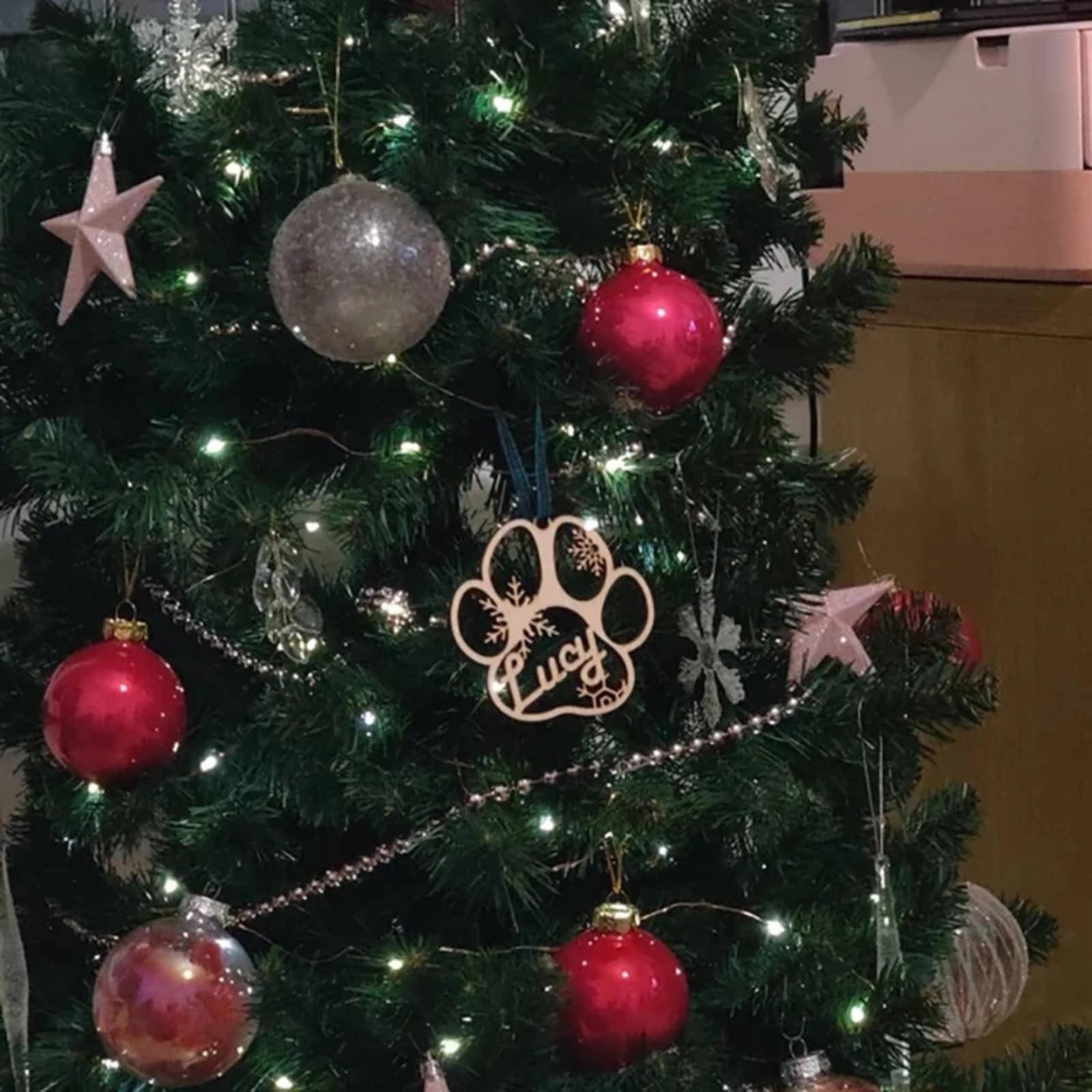 Decoración personalizada para árbol de Navidad, diseño de pata de perro, con diferentes nombres, para colgar en el árbol de Navidad, adornos de madera para envolver regalos (20 unidades)